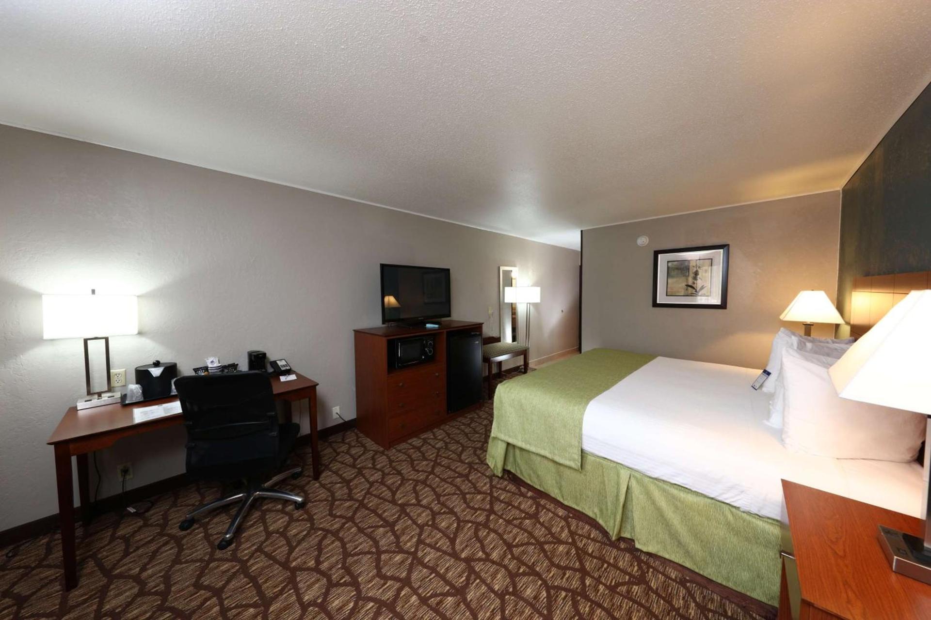 AmericInn by Wyndham Grand Rapids Airport North photo 17