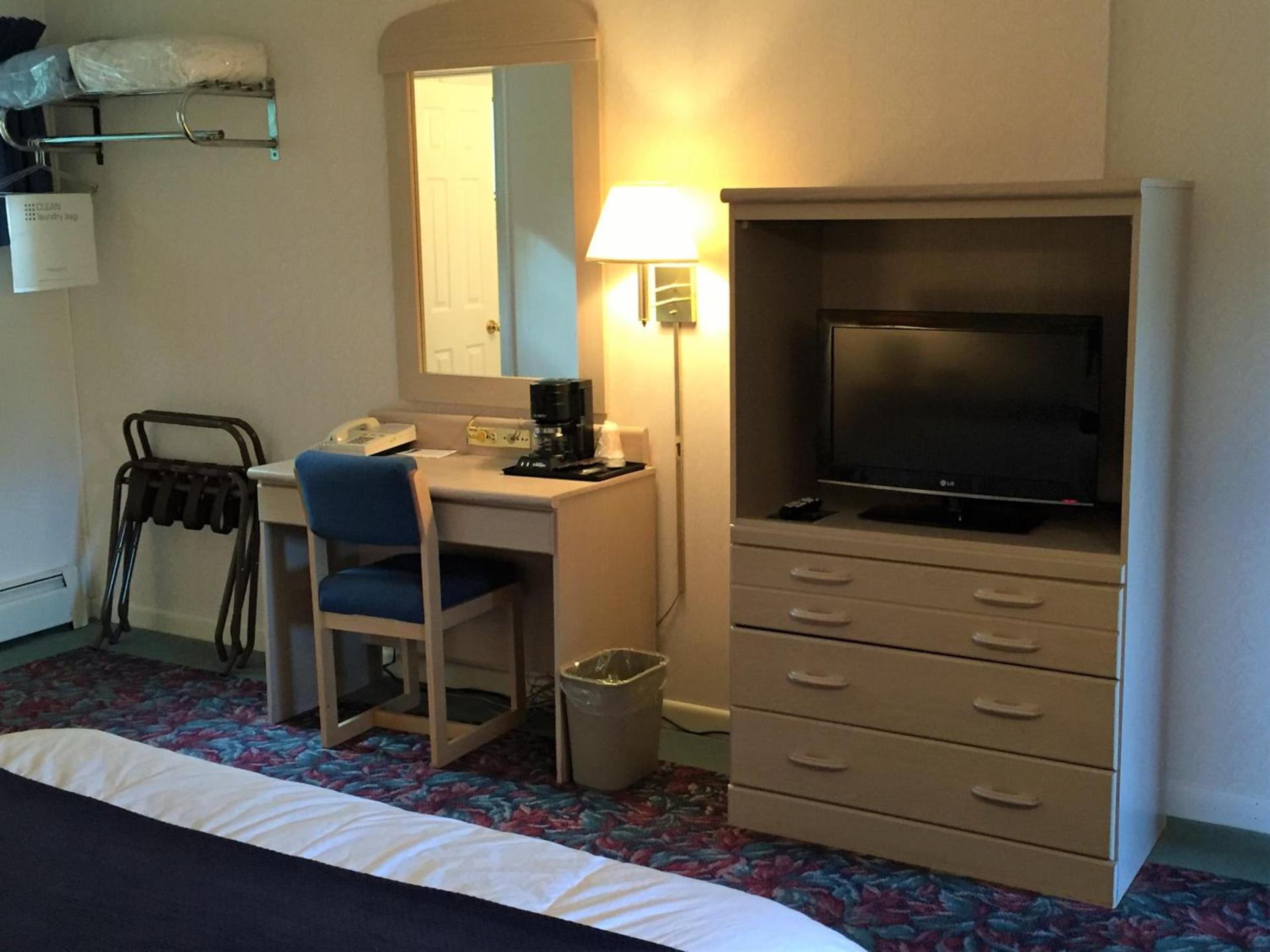 Cedar Motor Inn photo 43