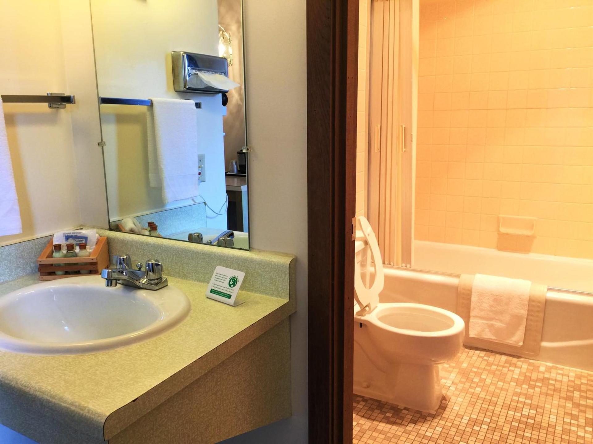 Cedar Motor Inn photo 44