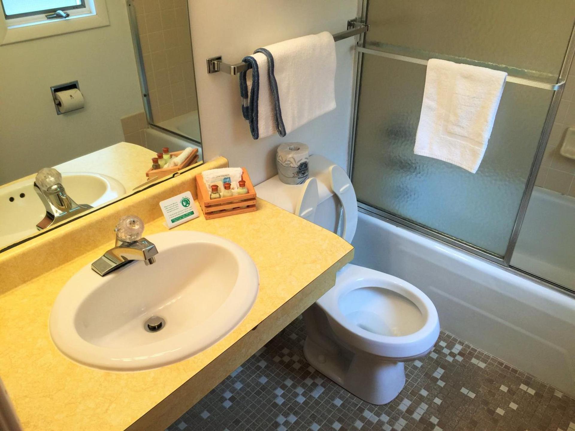 Cedar Motor Inn photo 60