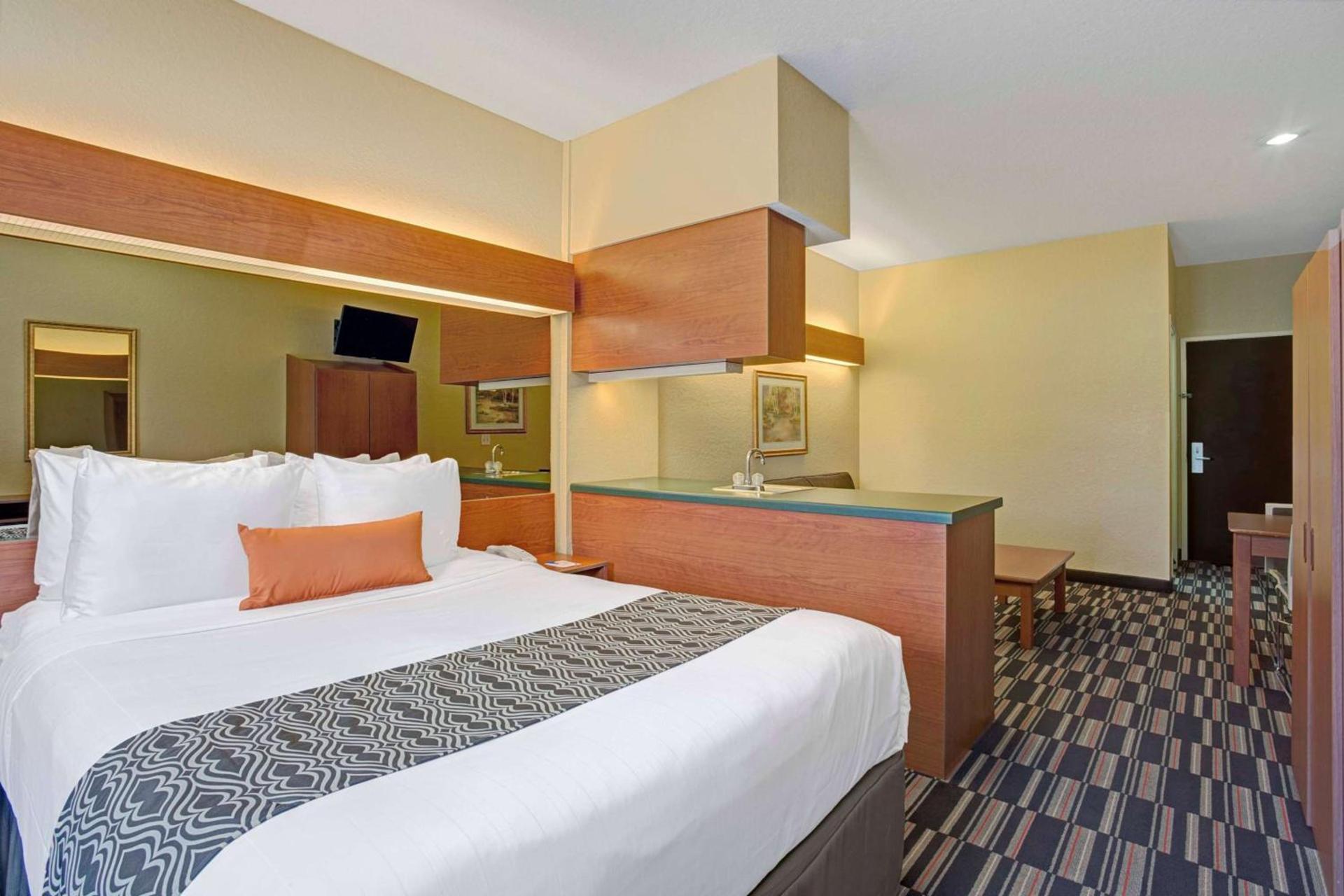 Microtel Inn & Suites by Wyndham Bushnell photo 3