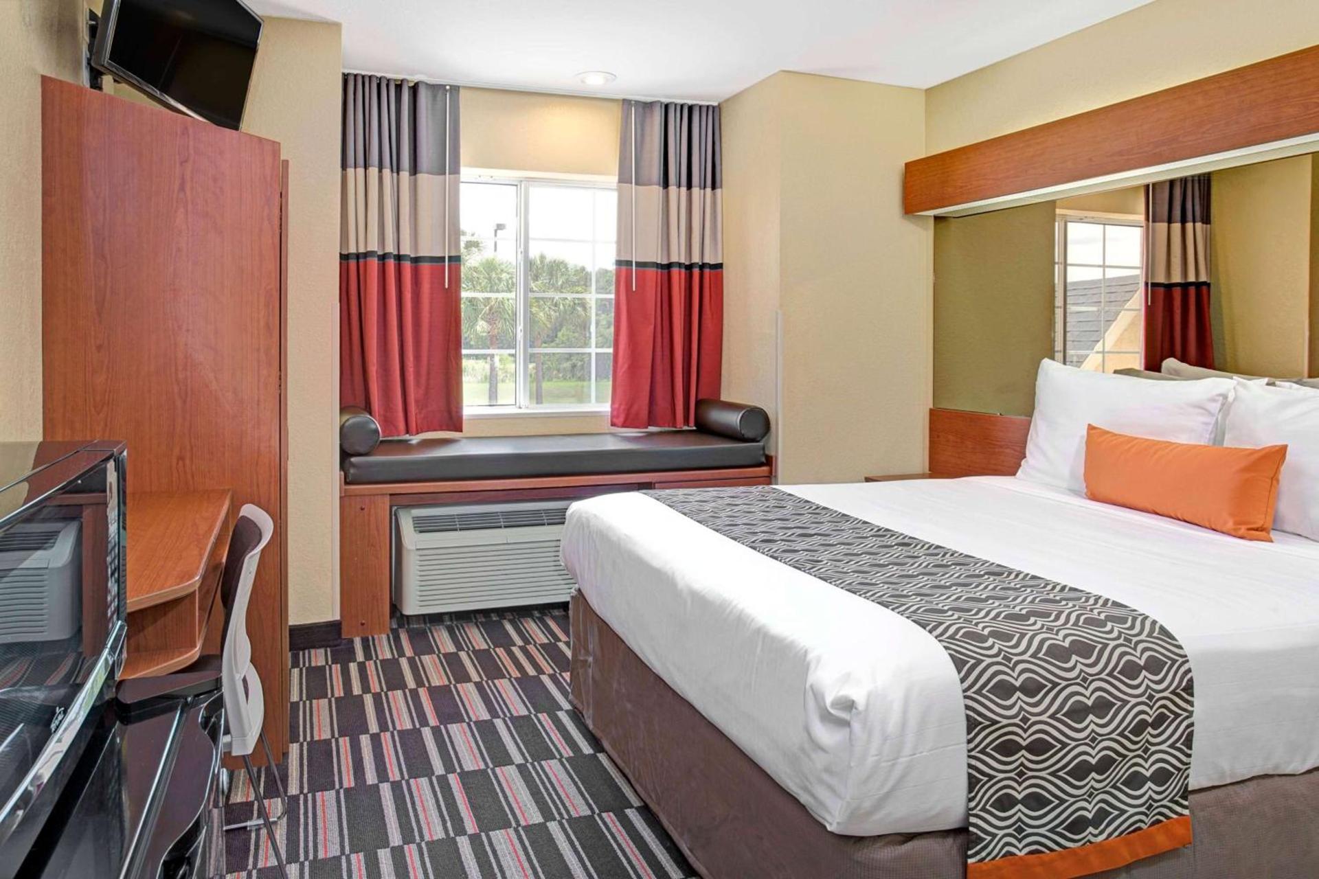 Microtel Inn & Suites by Wyndham Bushnell photo 9
