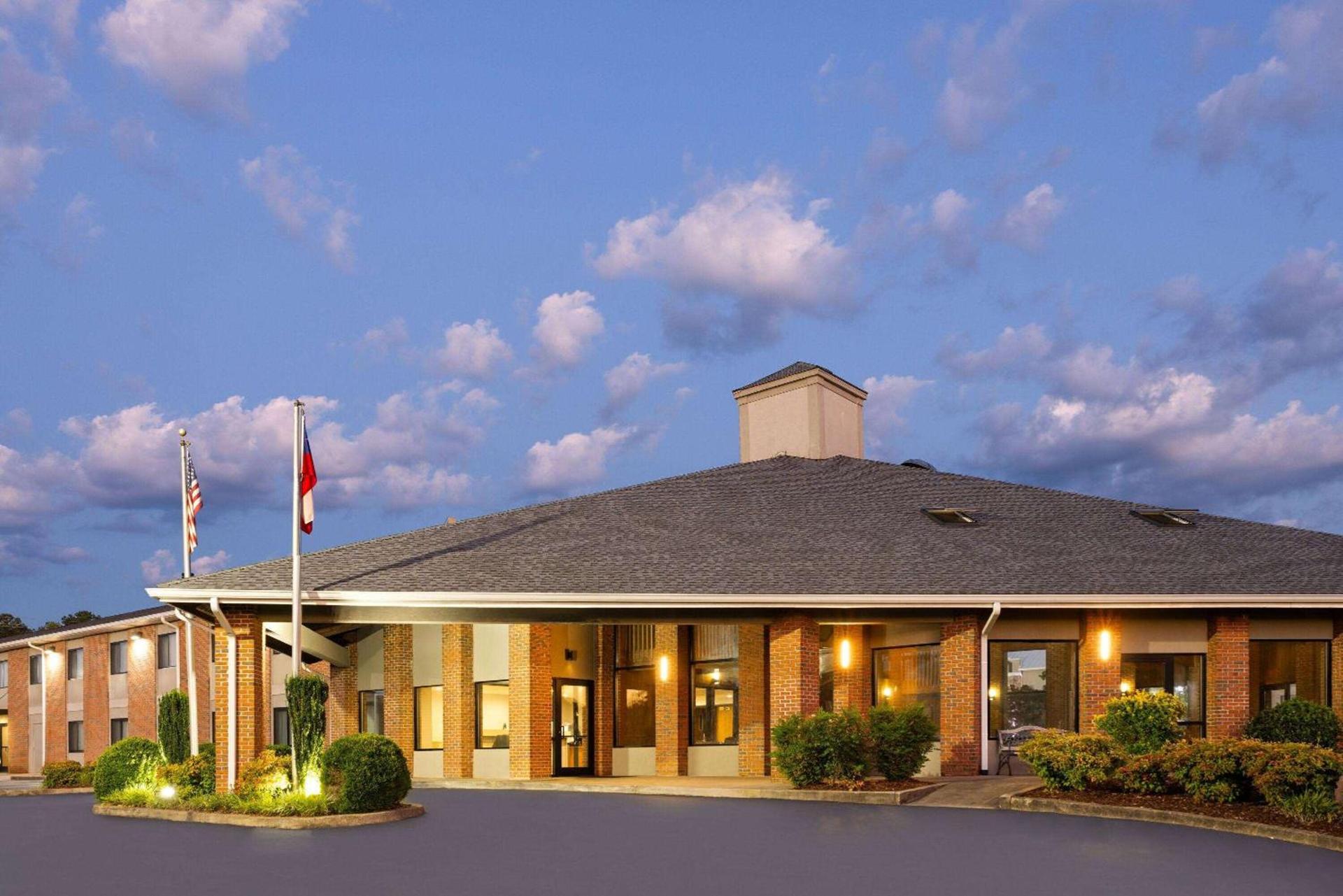 Baymont by Wyndham LaGrange photo 4