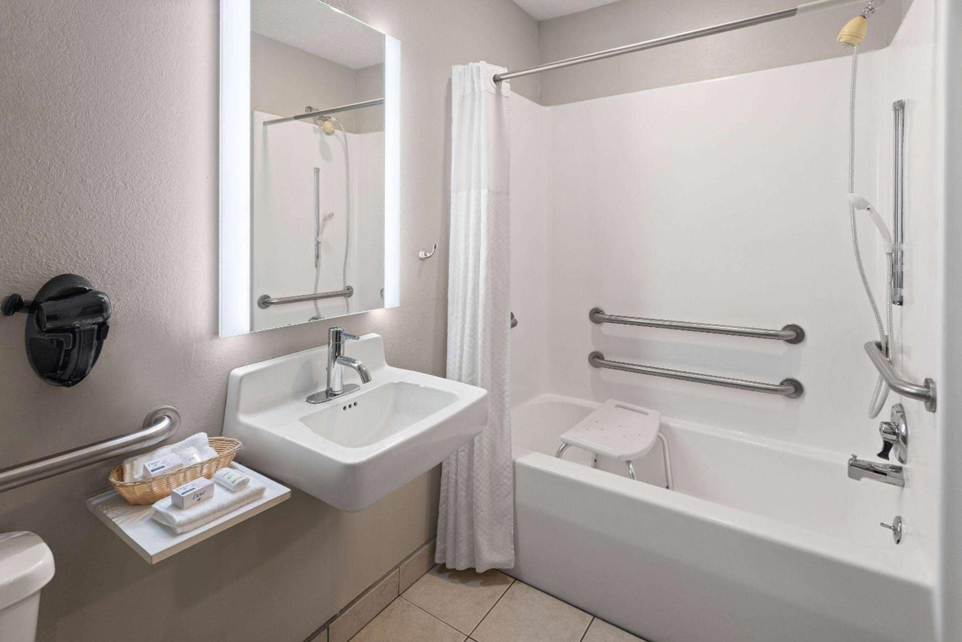 Baymont by Wyndham LaGrange photo 18