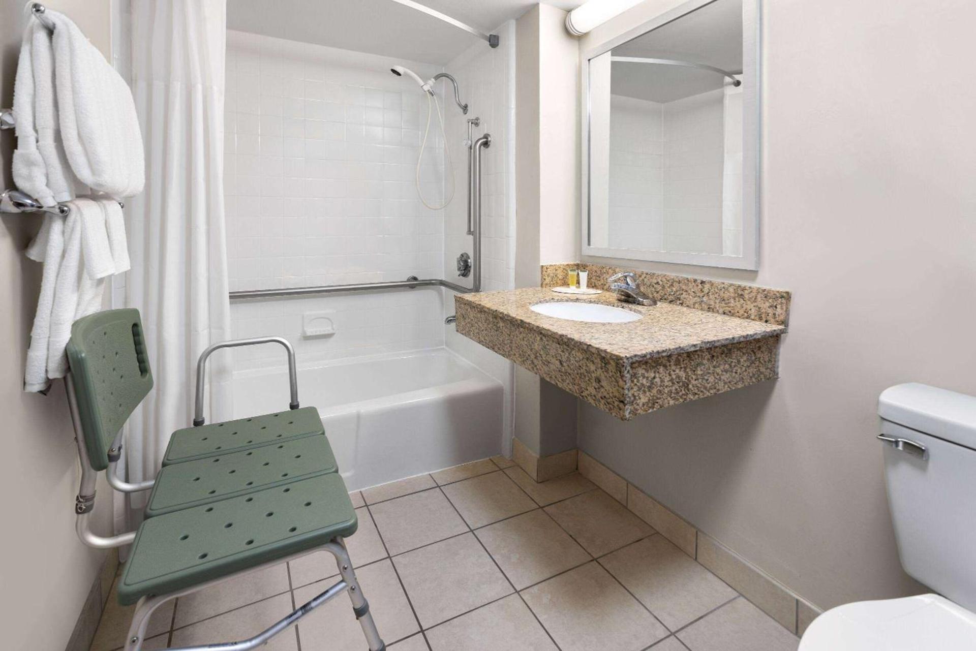 Days Inn of Frederick by Wyndham photo 12