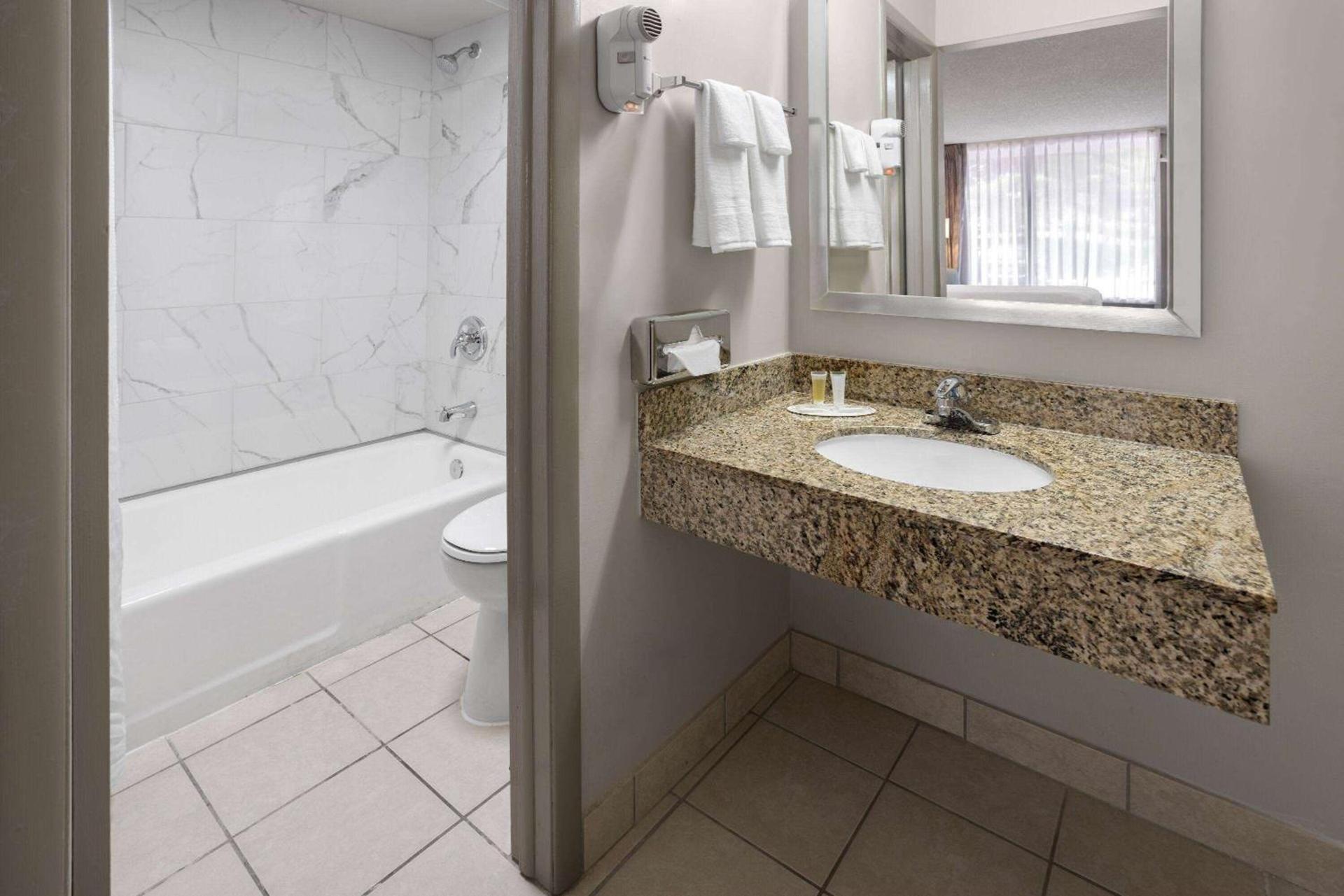Days Inn of Frederick by Wyndham photo 23