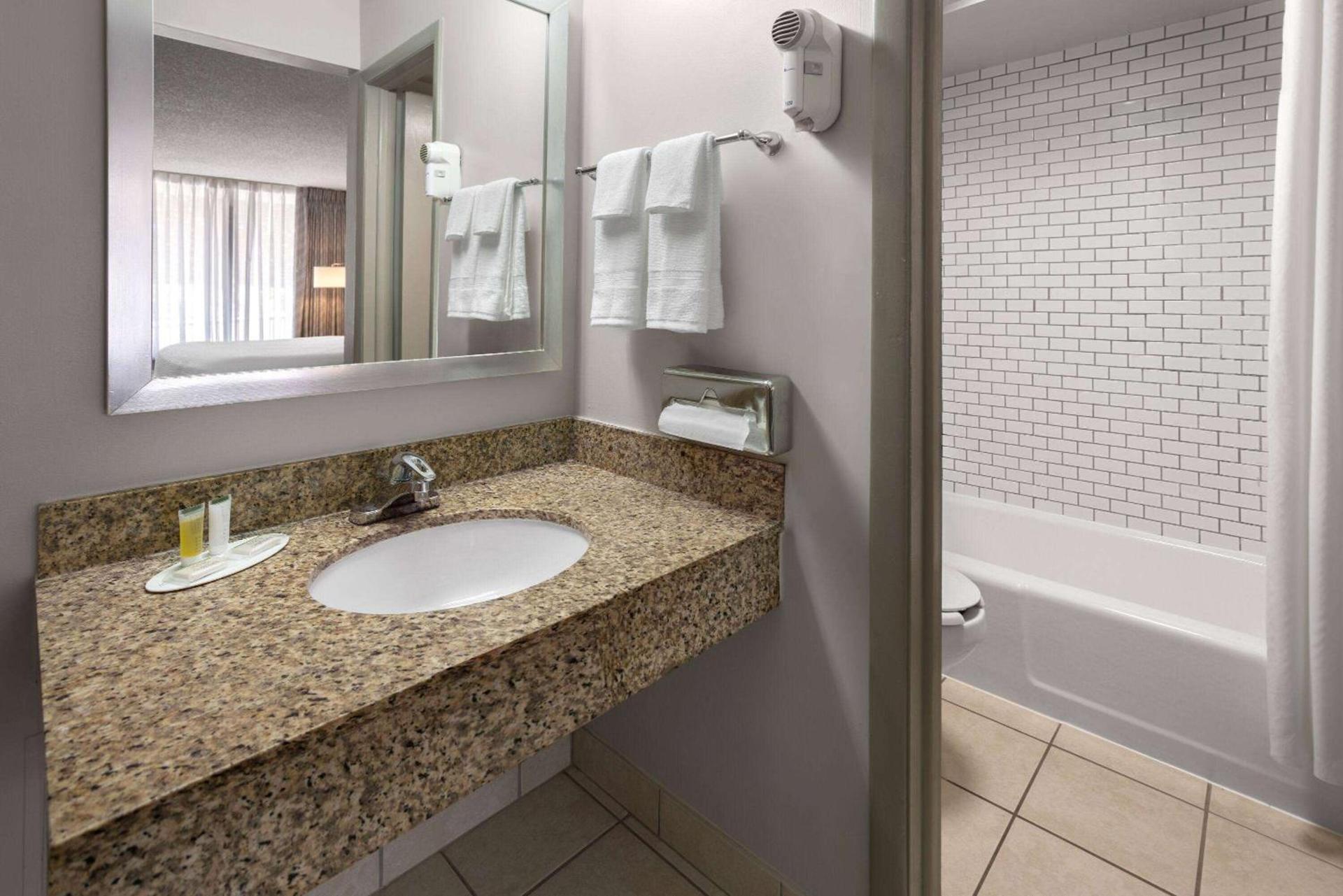 Days Inn of Frederick by Wyndham photo 24