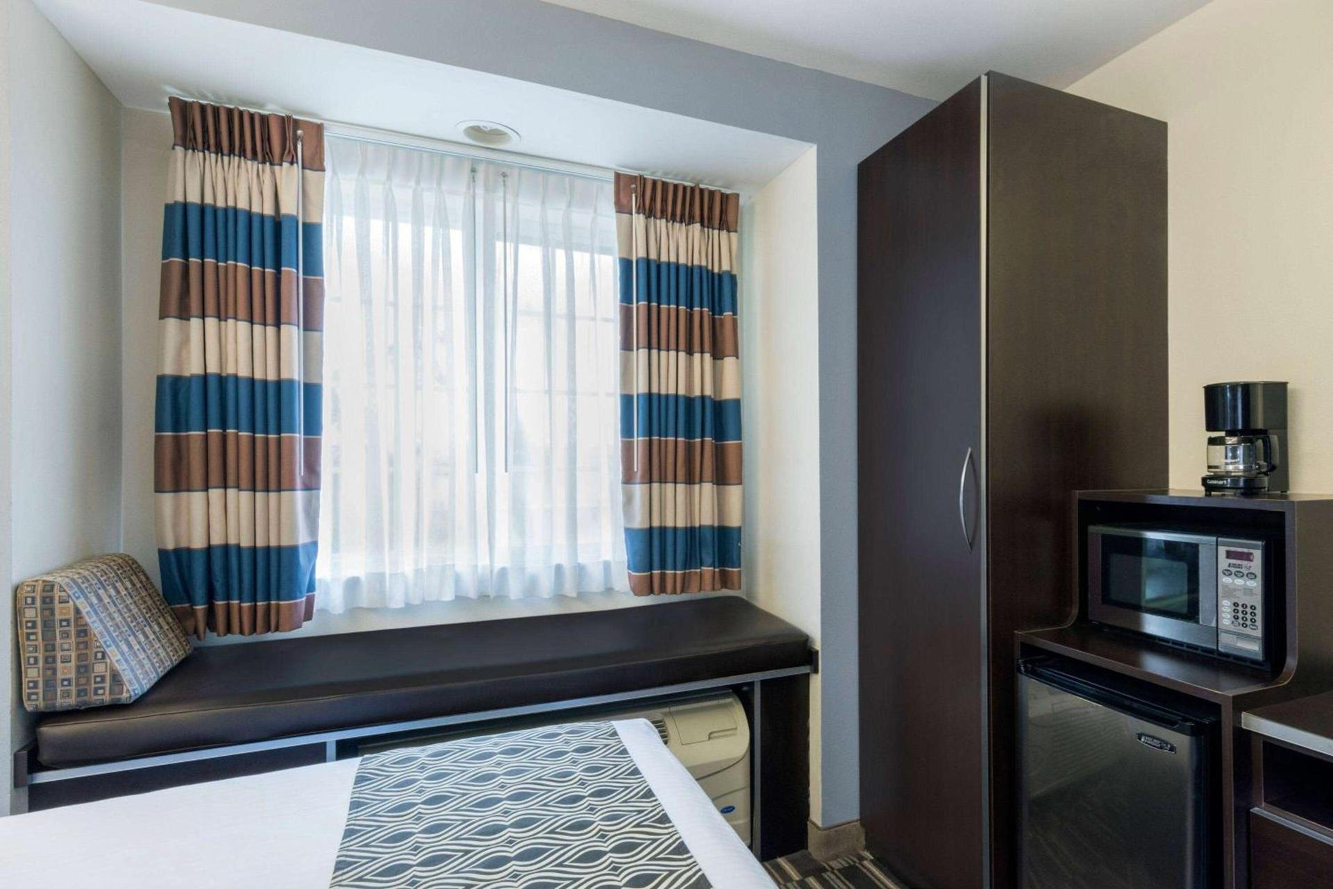 Microtel Inn and Suites Baton Rouge Airport photo 25