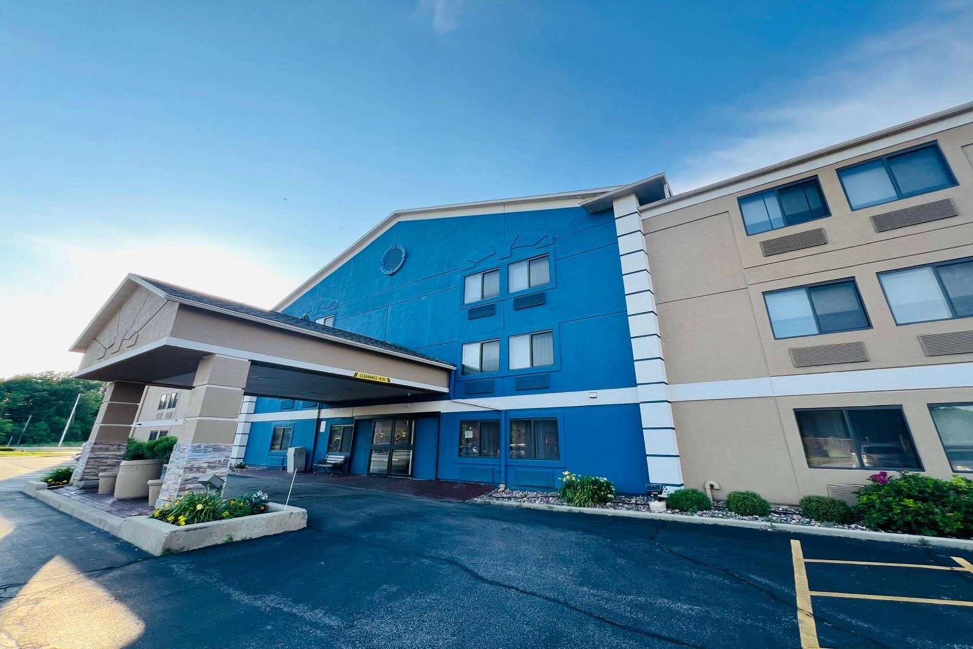 AmericInn by Wyndham Glendale Milwaukee photo 3
