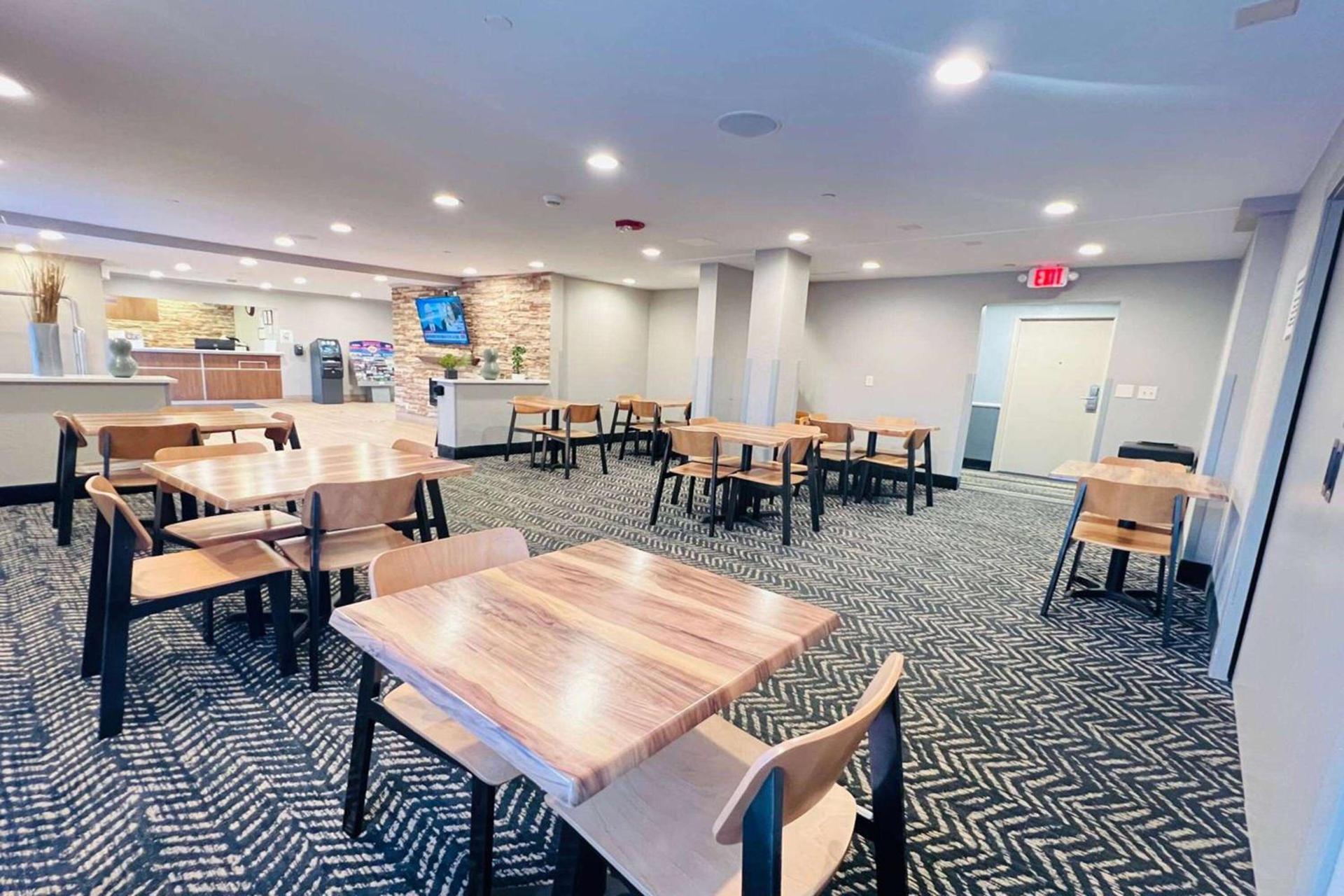 AmericInn by Wyndham Glendale Milwaukee photo 9