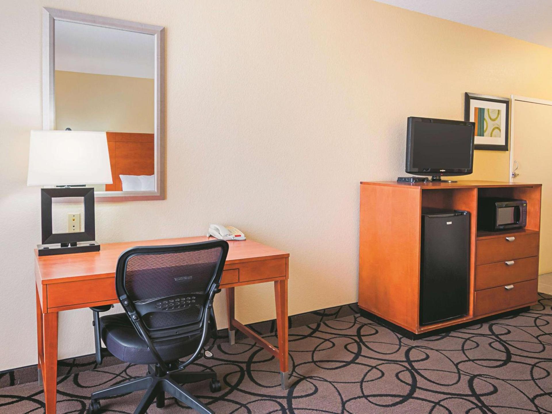 La Quinta by Wyndham Ft. Worth - Forest Hill, TX photo 16