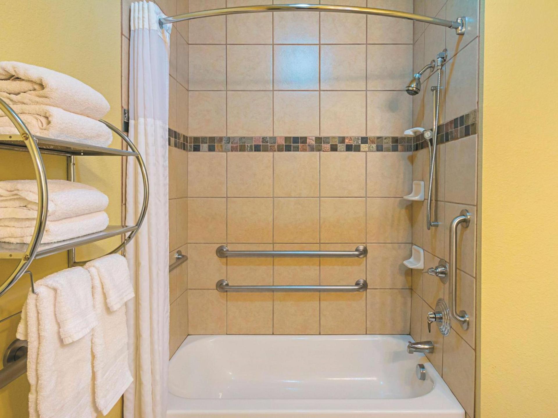 La Quinta by Wyndham Ft. Worth - Forest Hill, TX photo 17