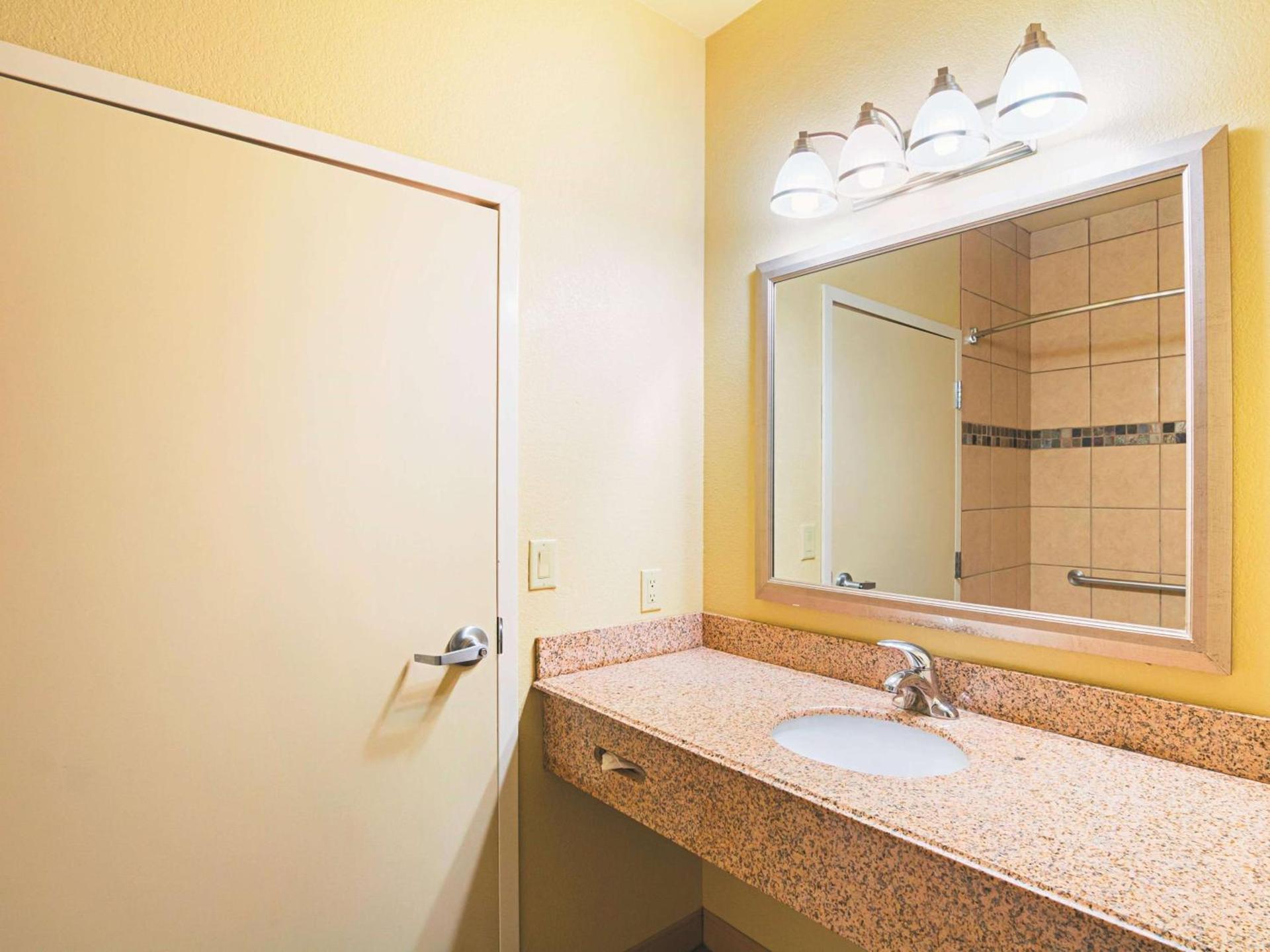 La Quinta by Wyndham Ft. Worth - Forest Hill, TX photo 30