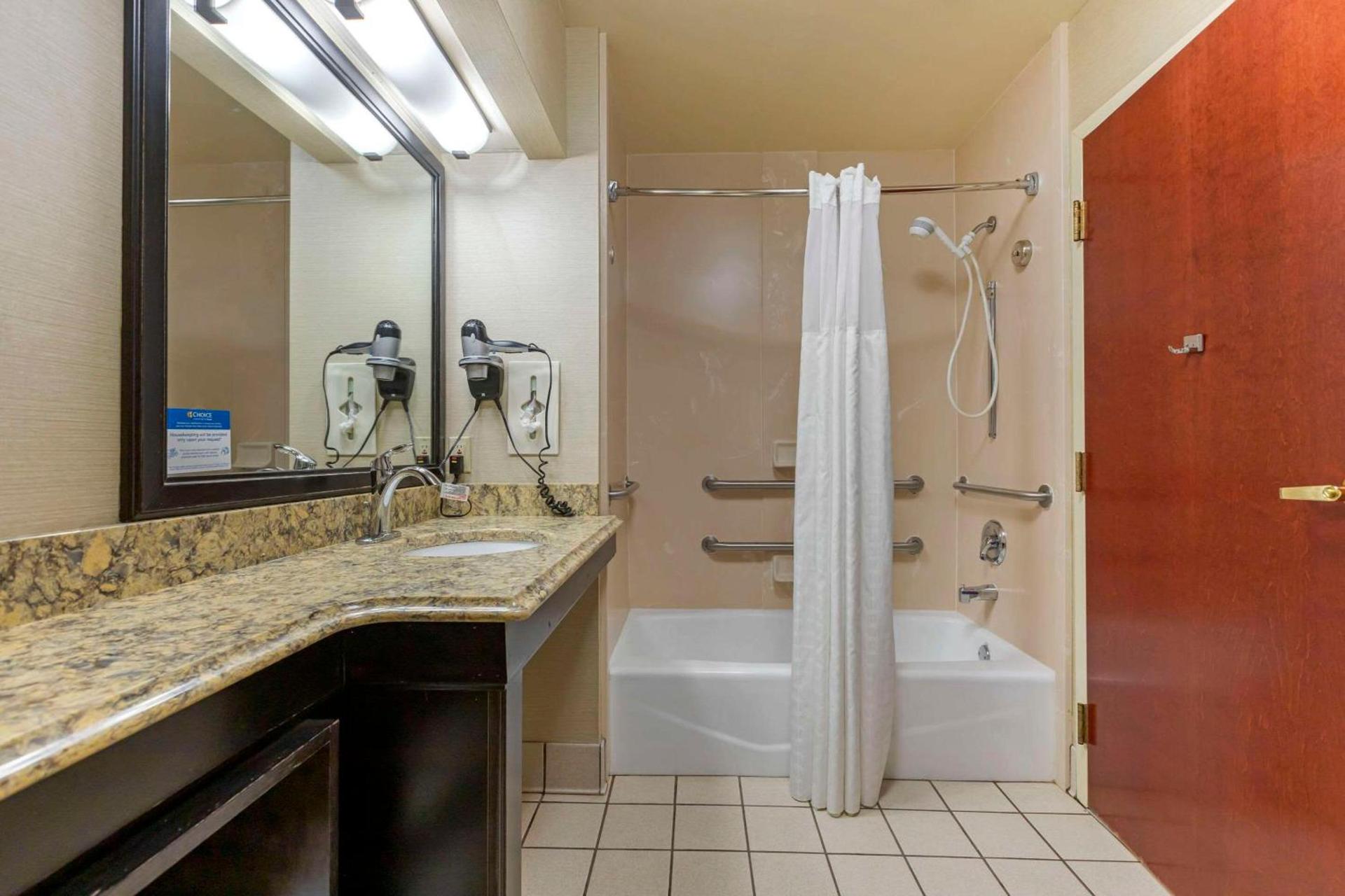 Comfort Inn & Suites Jackson North photo 11