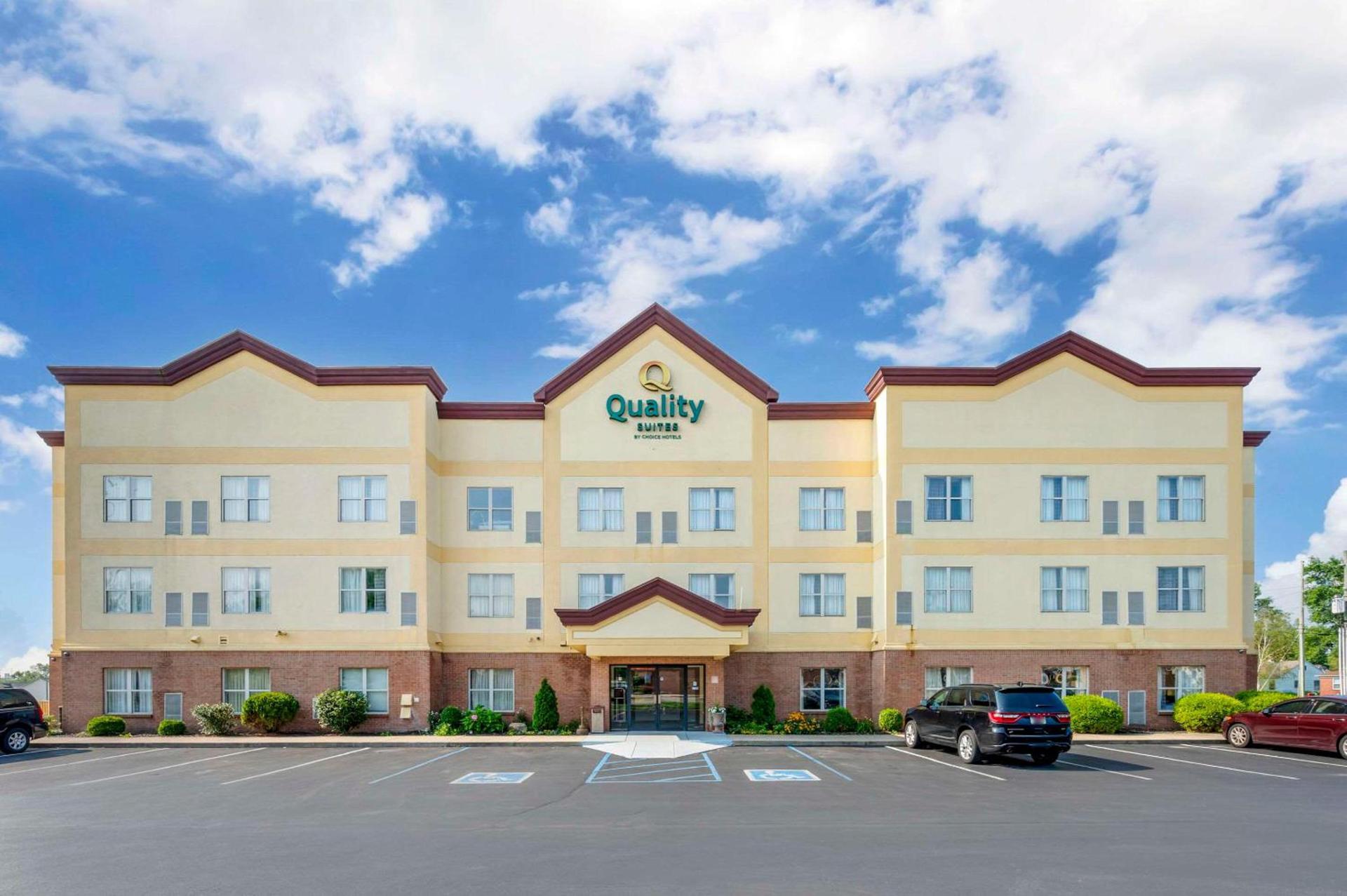 Quality Suites photo 1