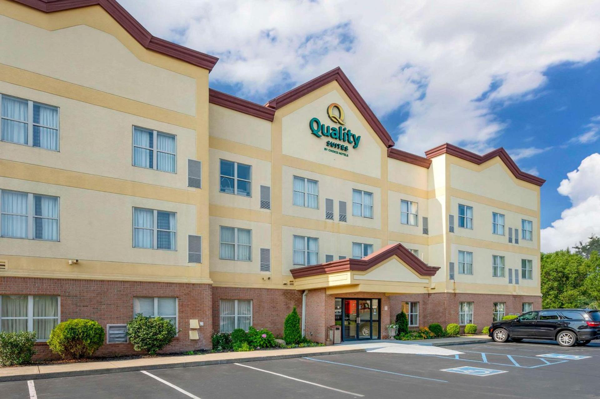 Quality Suites photo 2