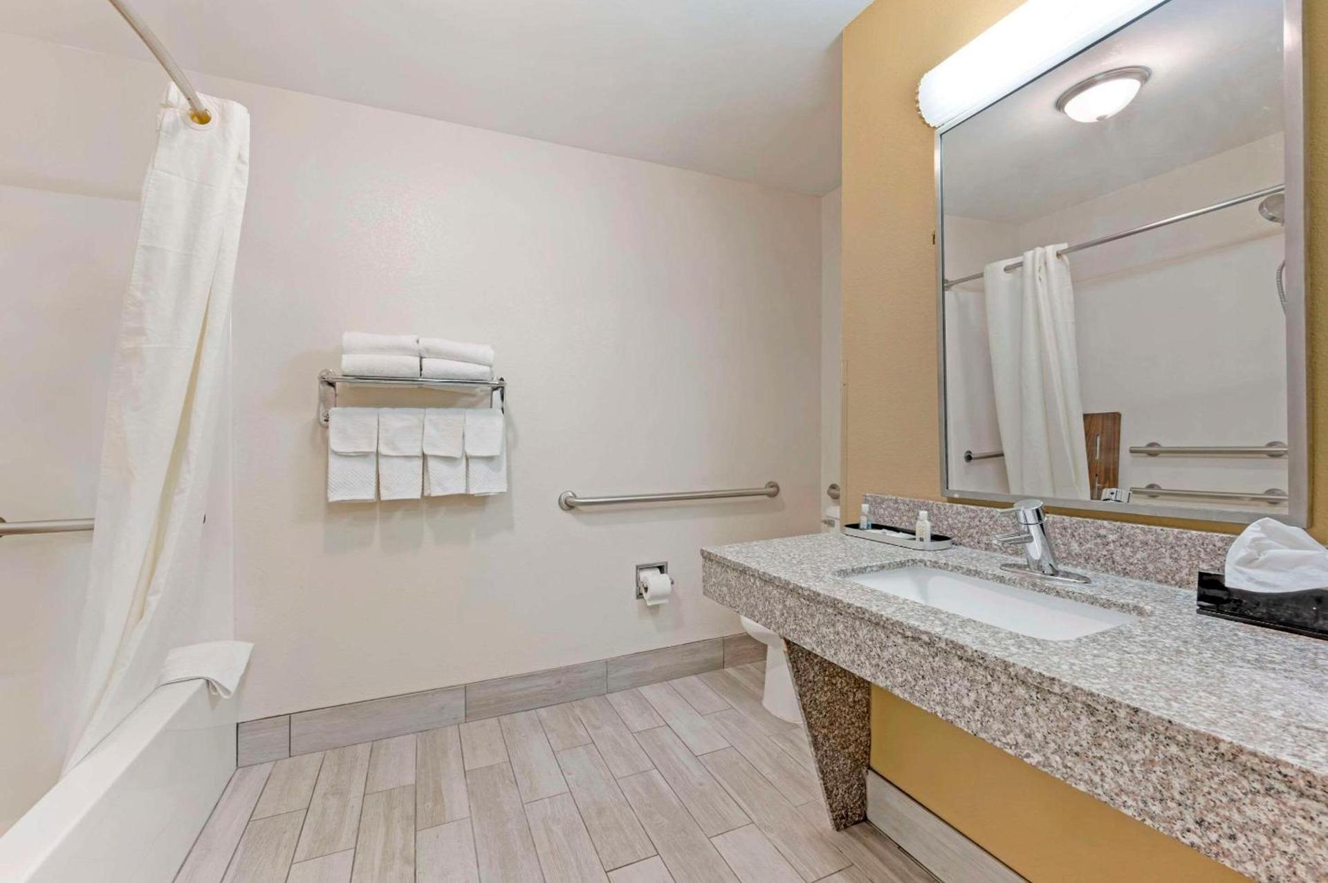 Quality Suites photo 7