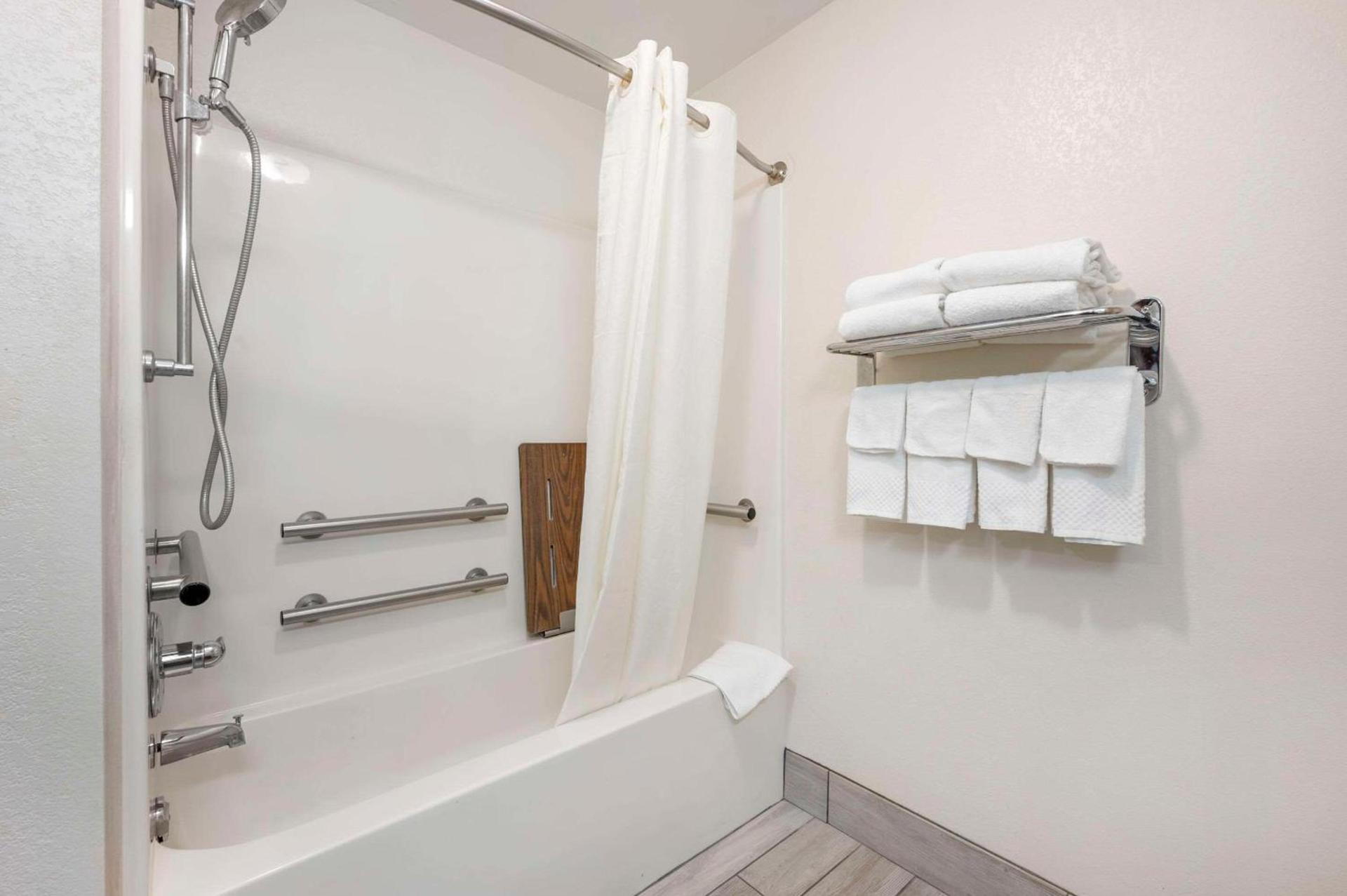 Quality Suites photo 8