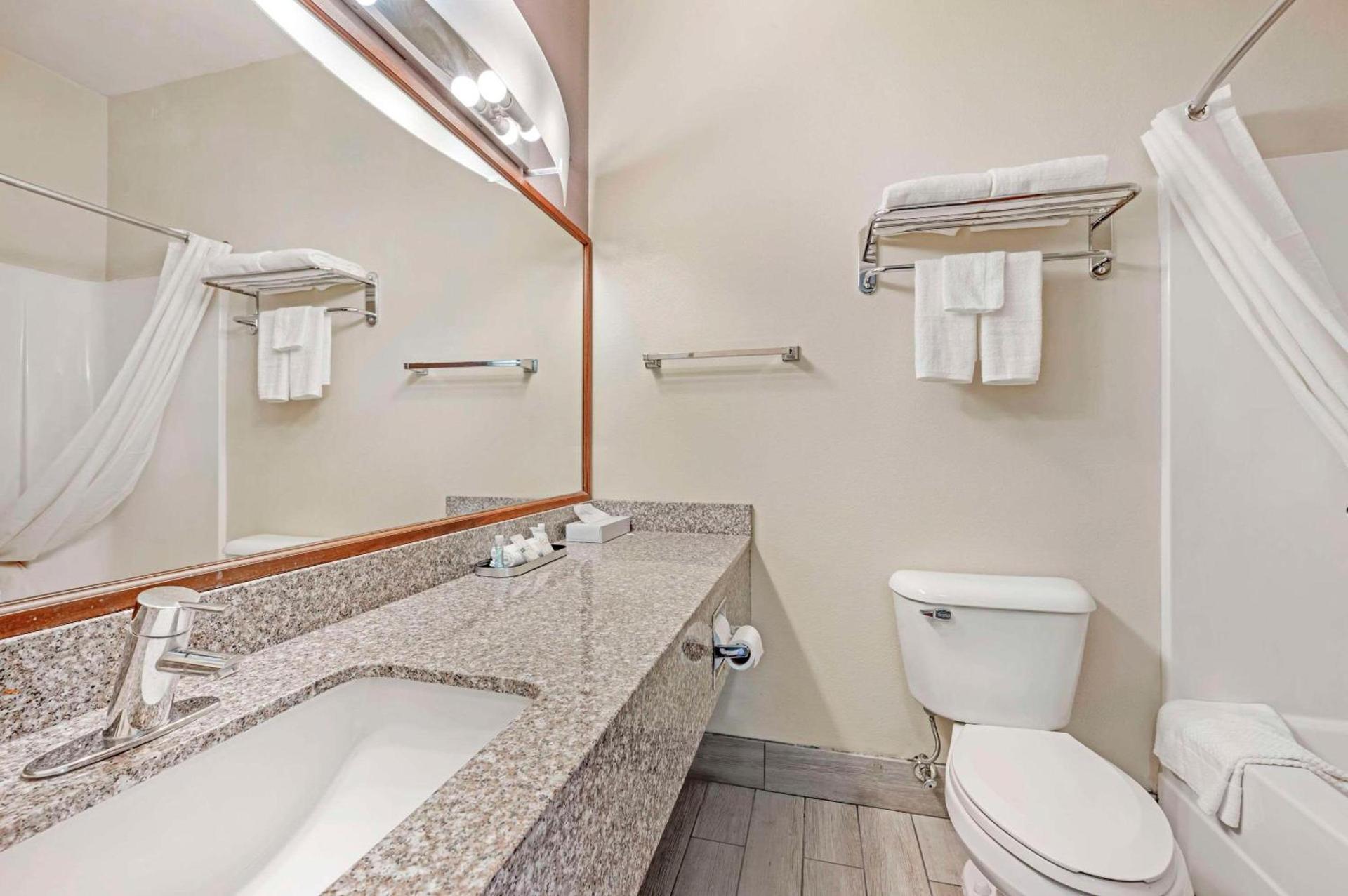 Quality Suites photo 9