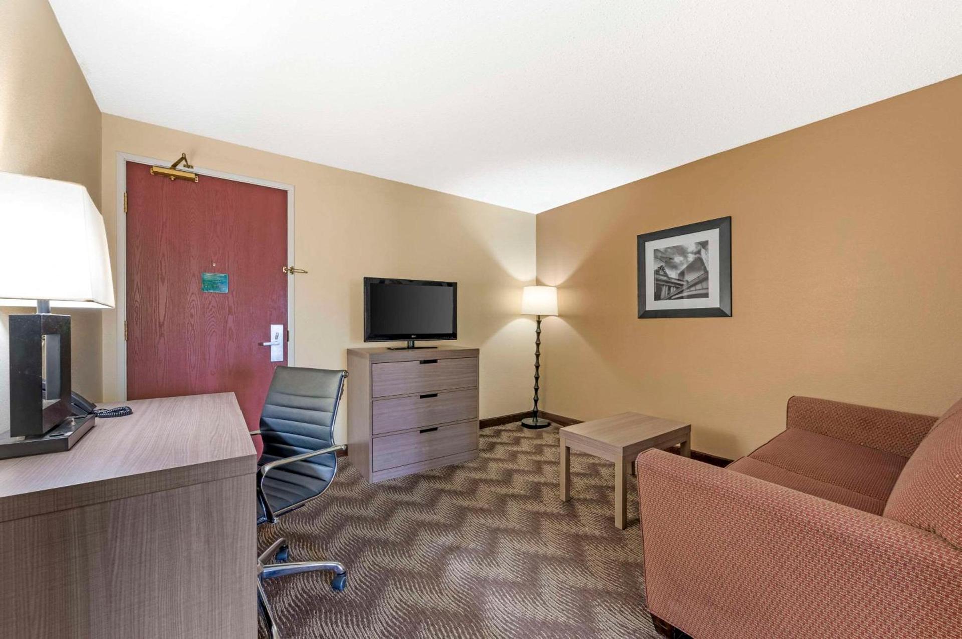 Quality Suites photo 14