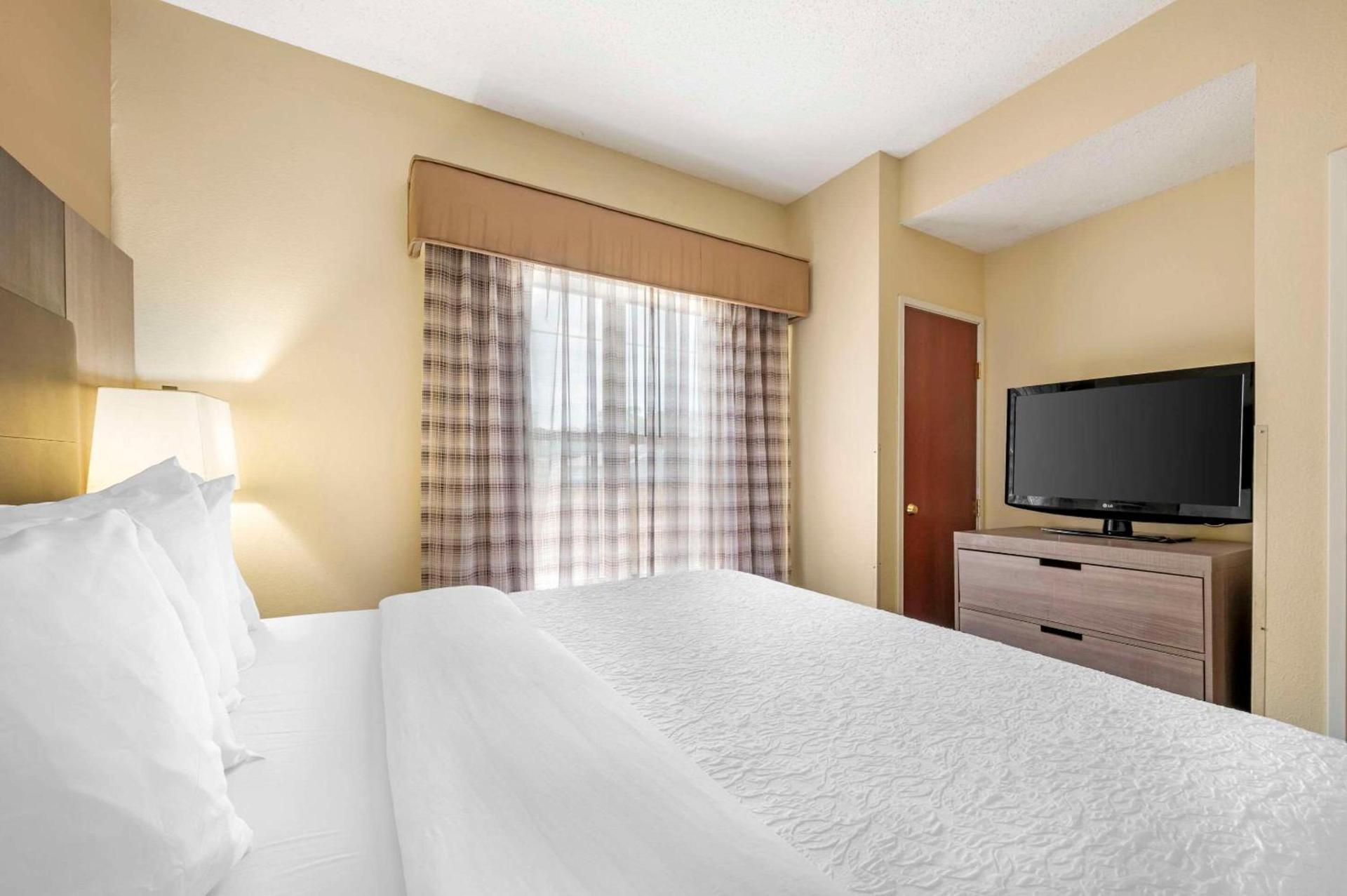 Quality Suites photo 17