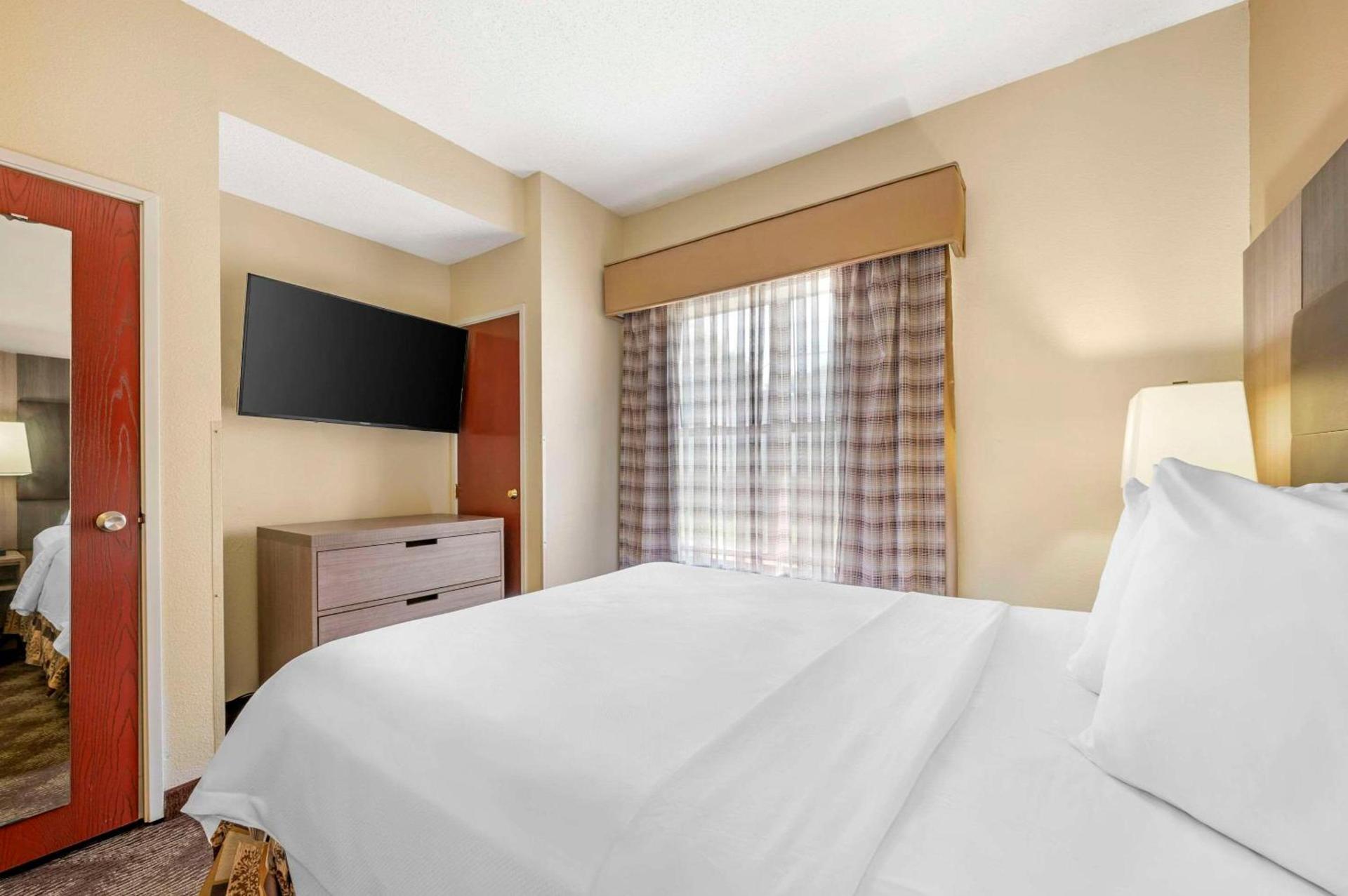 Quality Suites photo 20