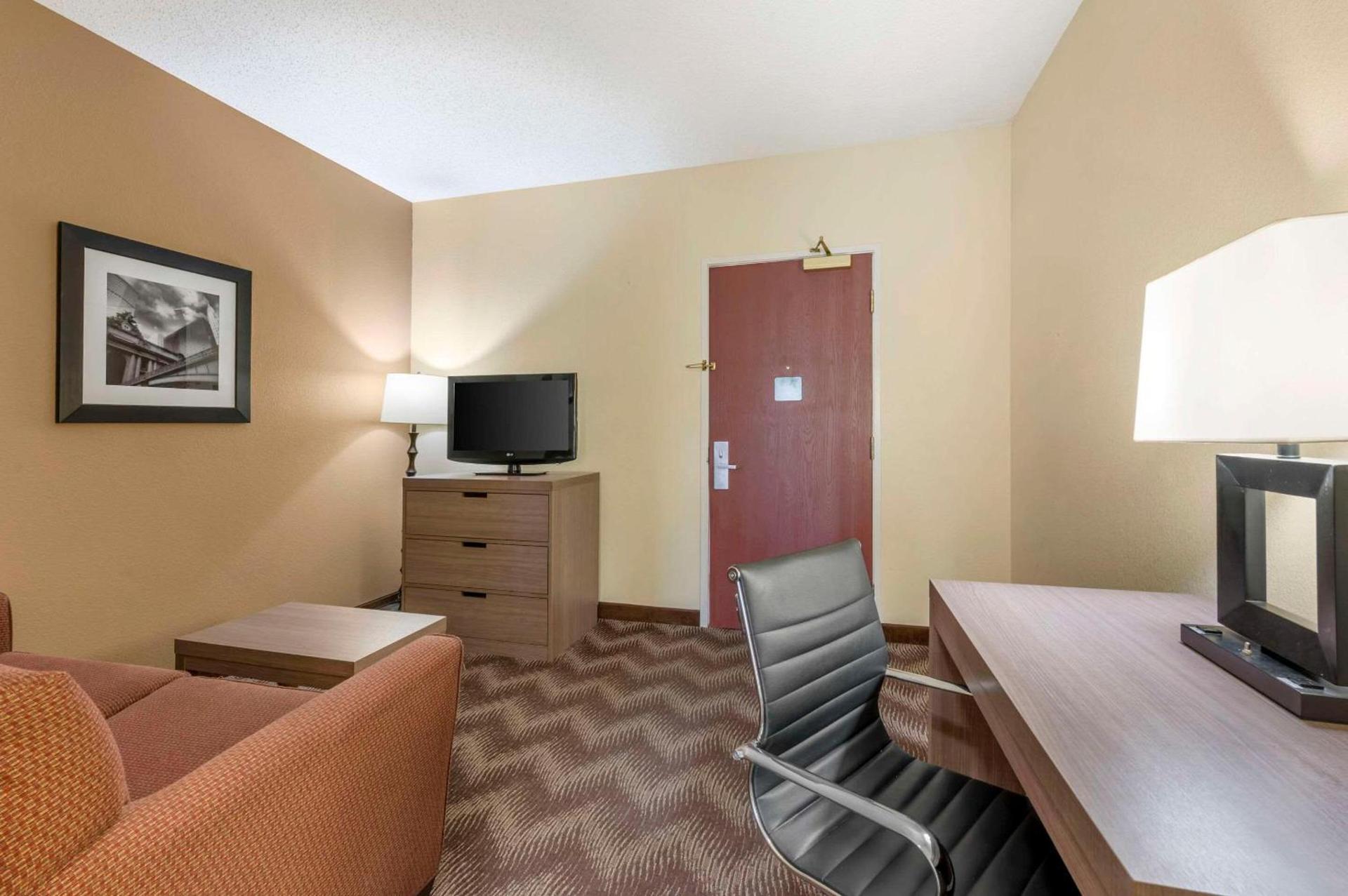 Quality Suites photo 21