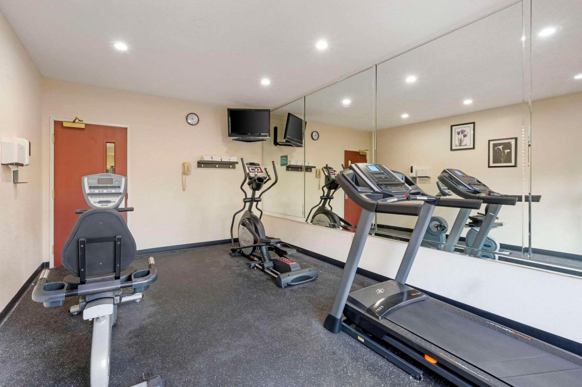Quality Suites photo 23