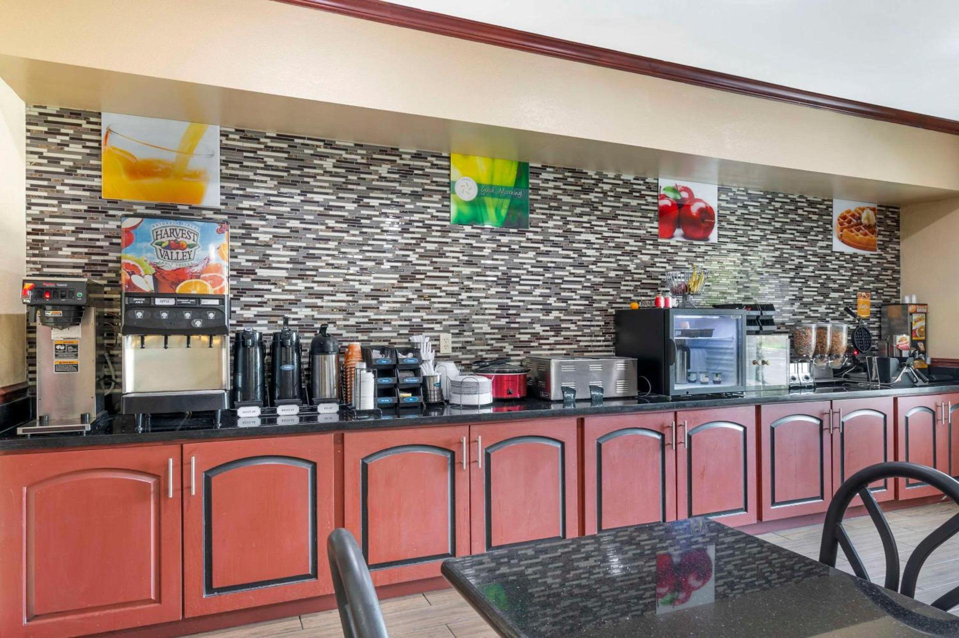 Quality Suites photo 25