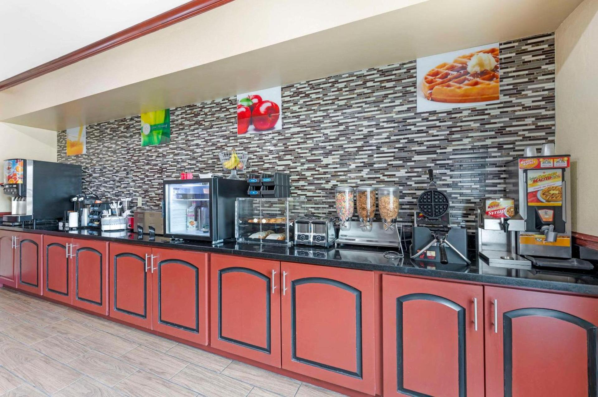 Quality Suites photo 26