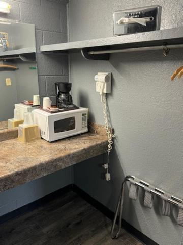 Pratt Budget Inn photo 2