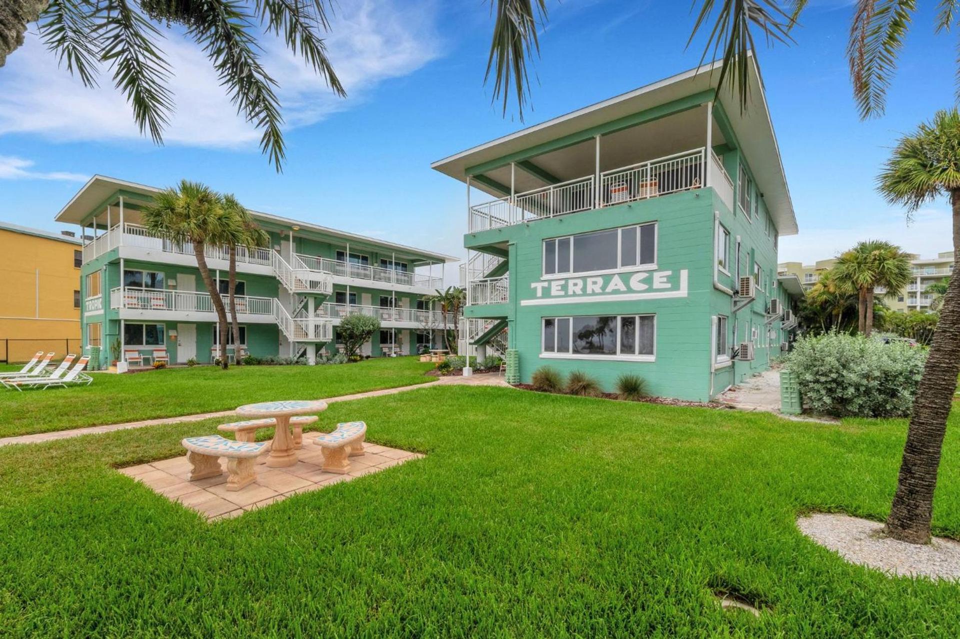 Tropic Terrace Suite #54 - Beachfront Resort photo 9