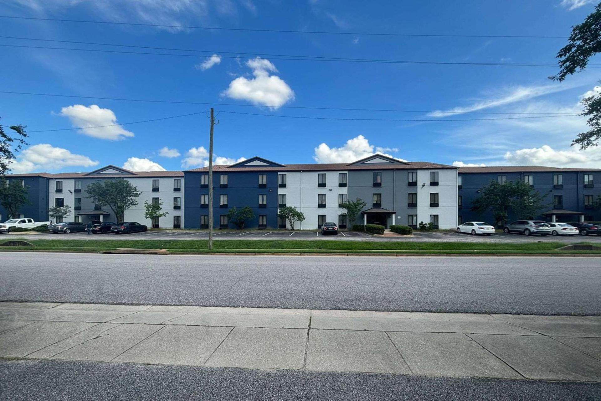 Quality Inn & Suites at Airport Blvd I-65 photo 2