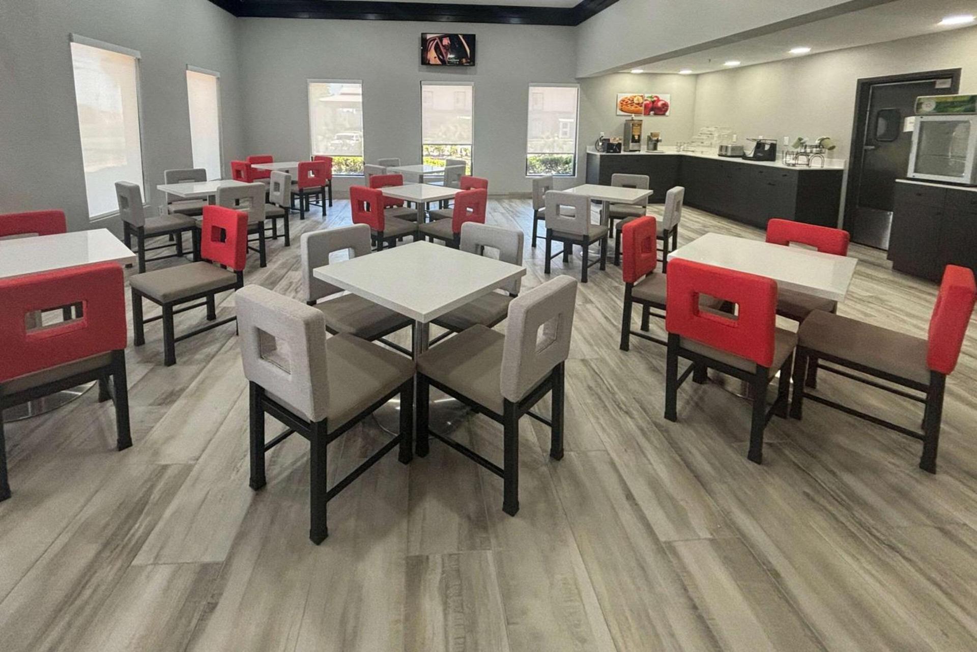 Quality Inn & Suites at Airport Blvd I-65 photo 11