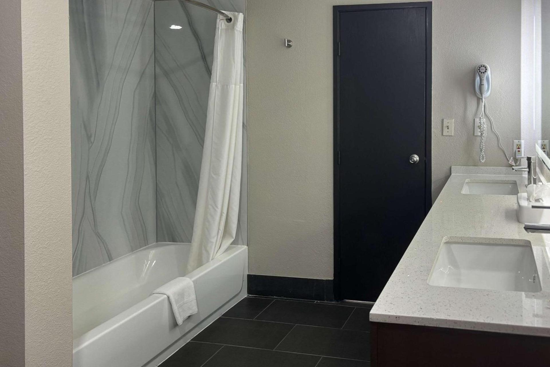 Quality Inn & Suites at Airport Blvd I-65 photo 18