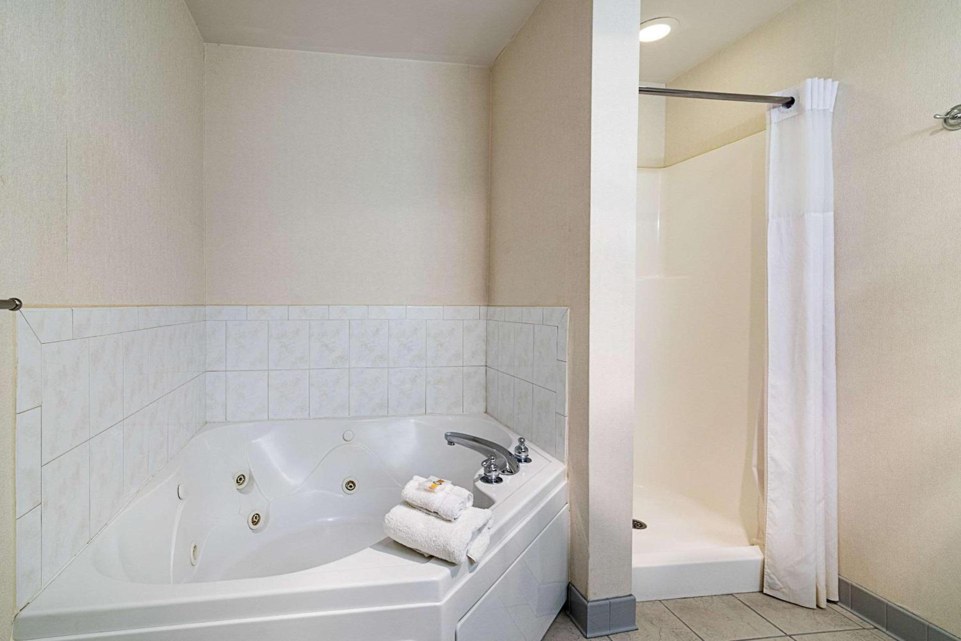 Quality Inn & Suites Schoharie near Howe Caverns photo 15