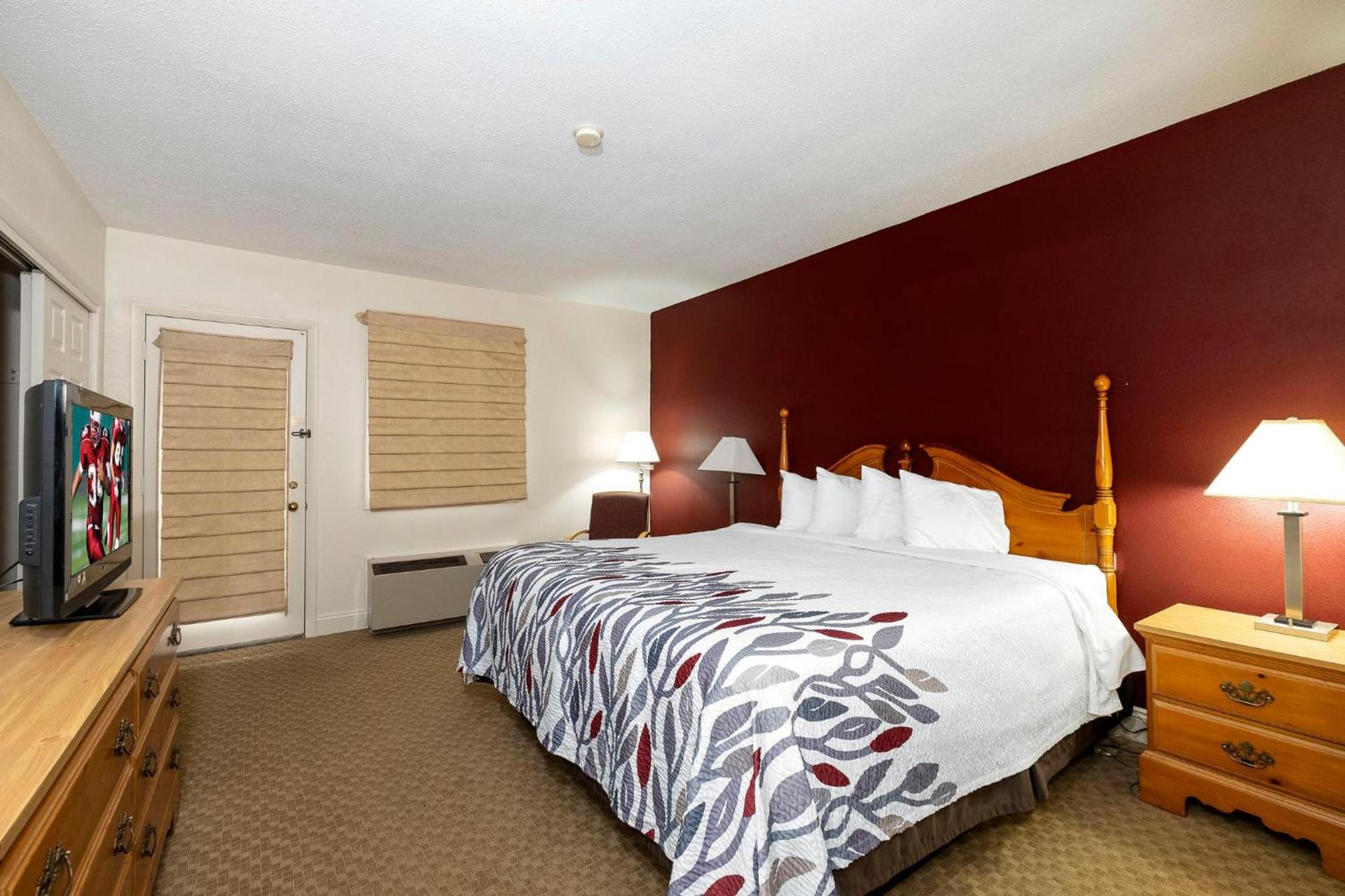 Red Roof Inn & Suites Hazleton photo 27