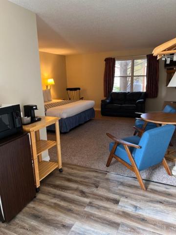 Four Seasons Inn photo 13