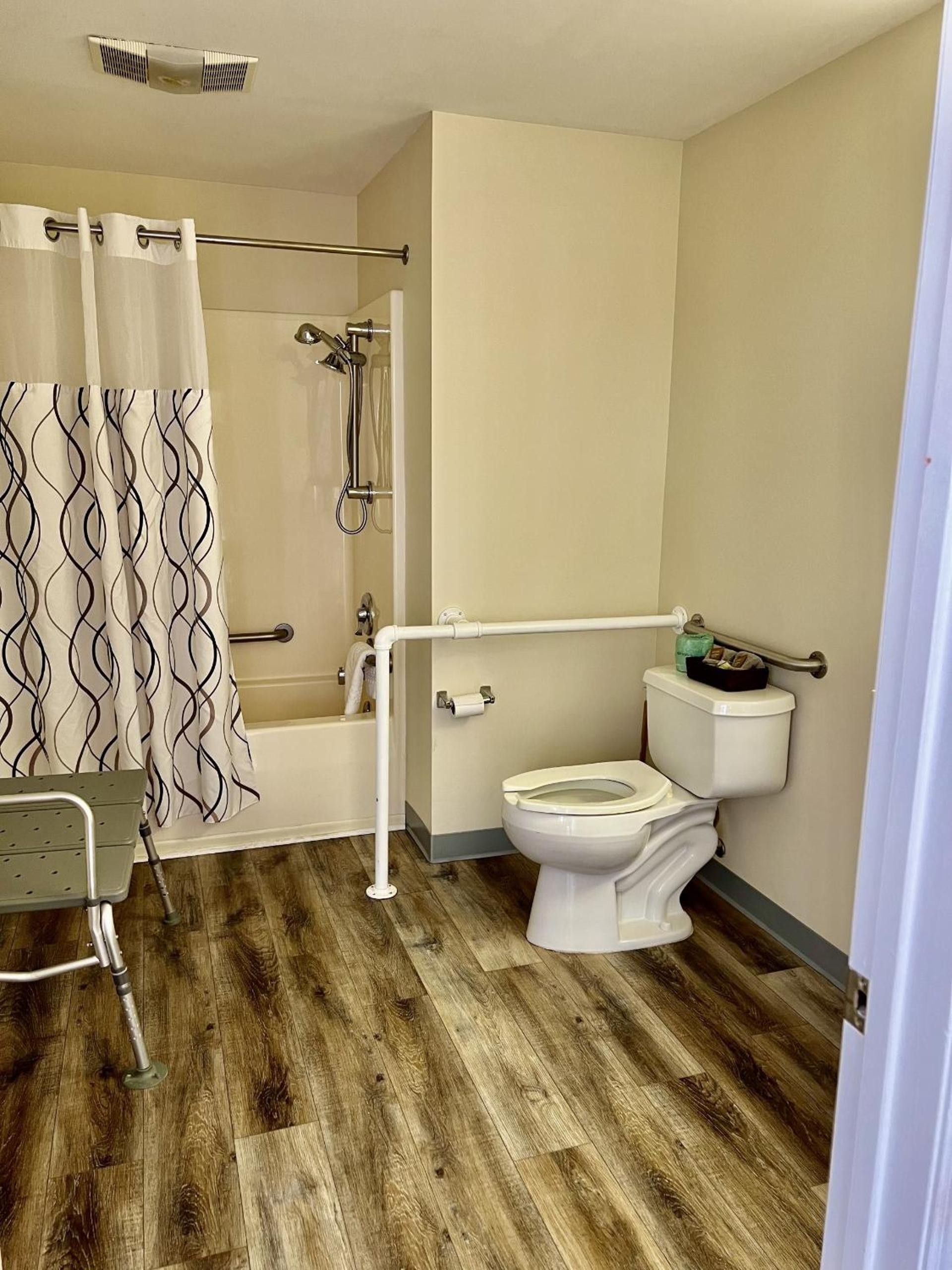 Four Seasons Inn photo 16