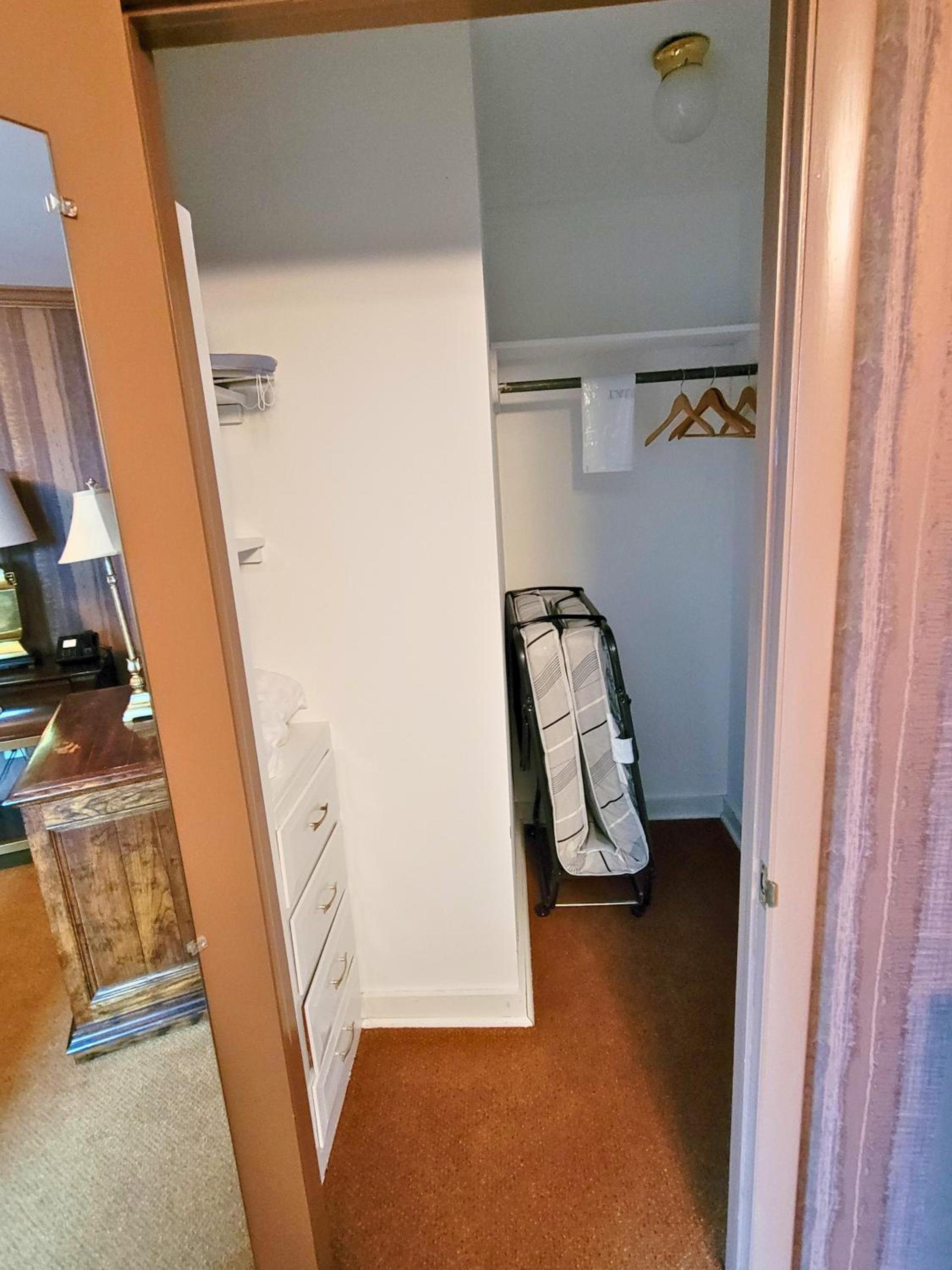Altland House Inn & Suites photo 81