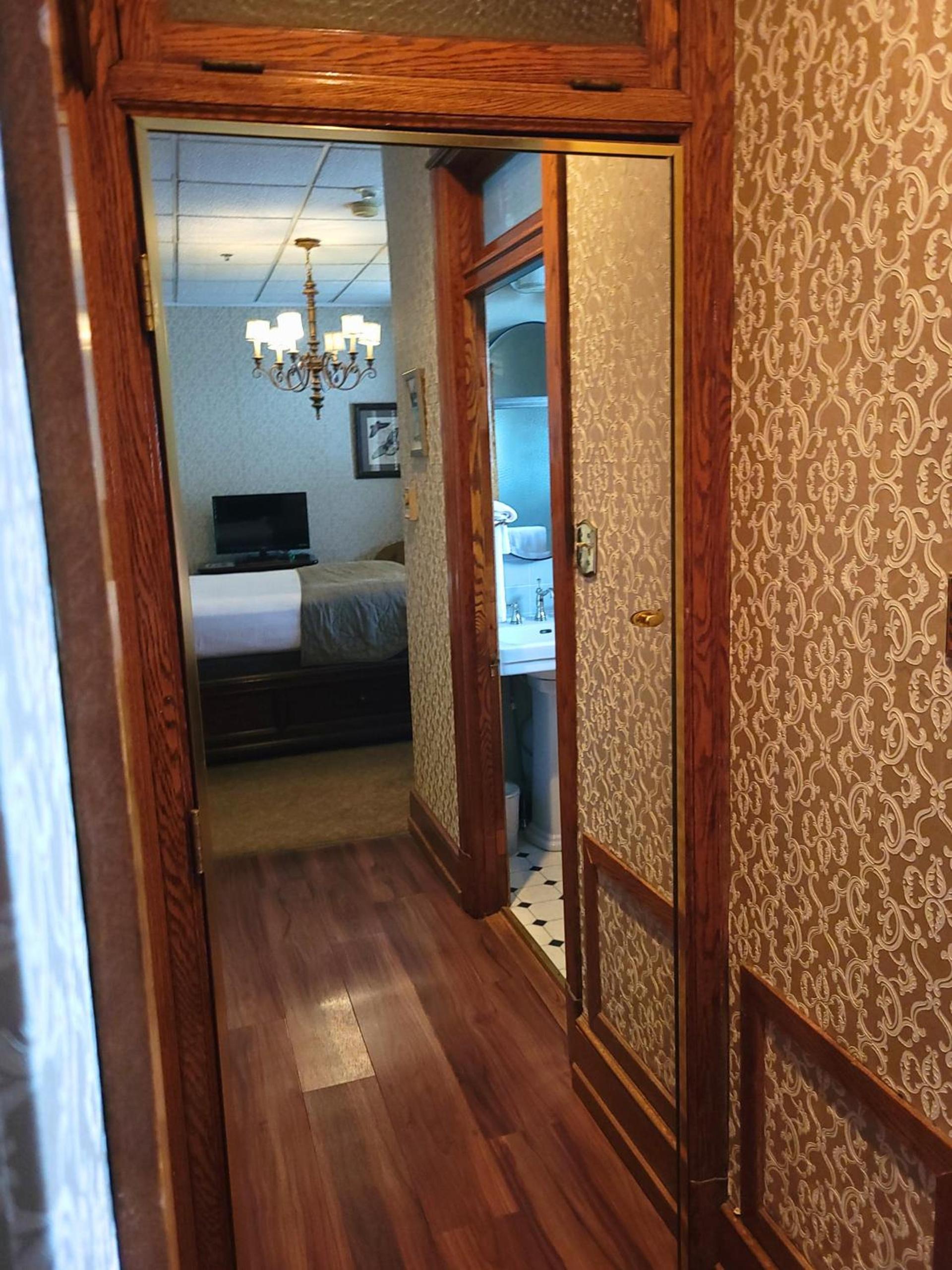 Altland House Inn & Suites photo 95