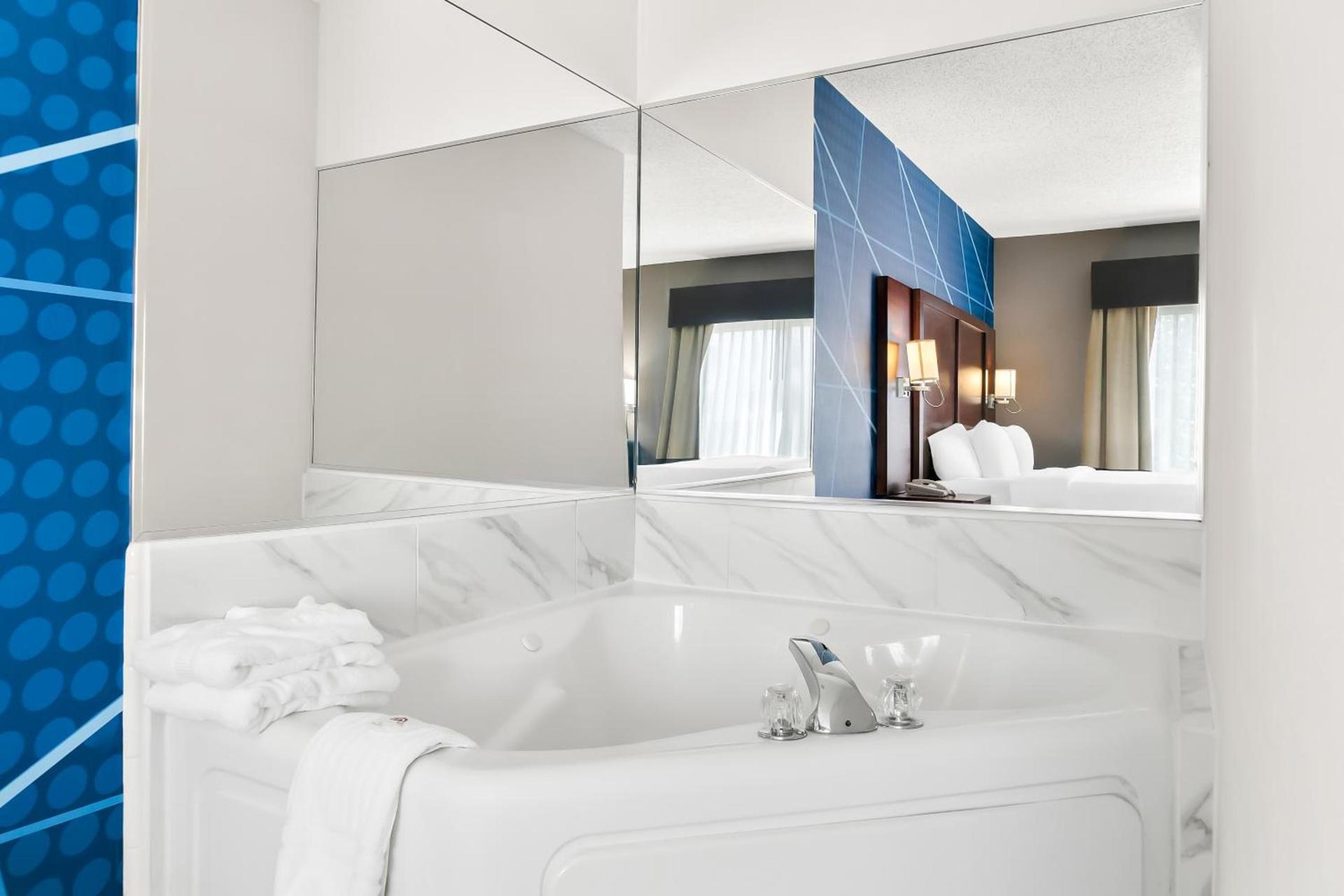 Comfort Suites Southfield-Detroit photo 47