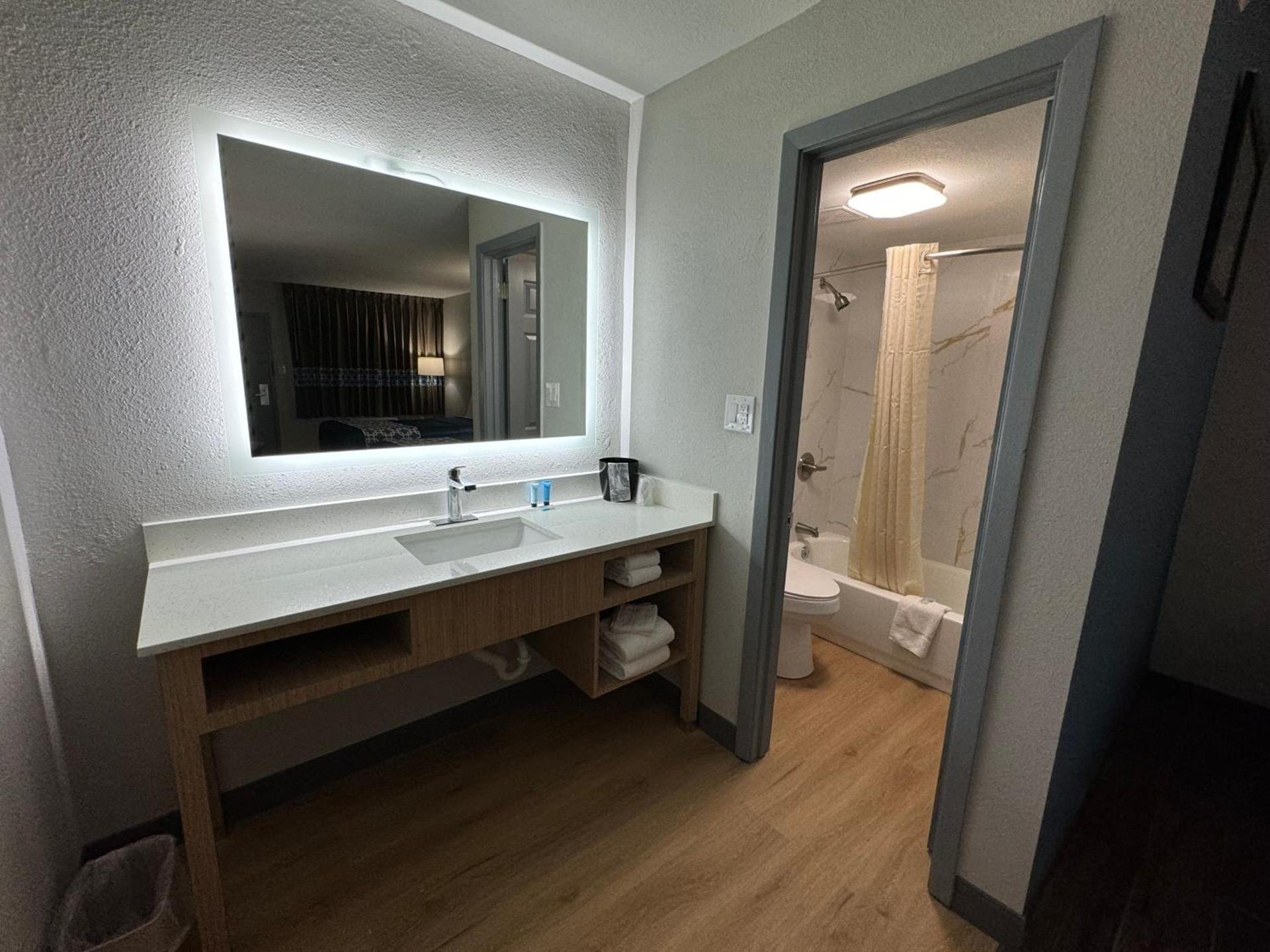 Days Inn by Wyndham Gainesville Hospital - University Area photo 4