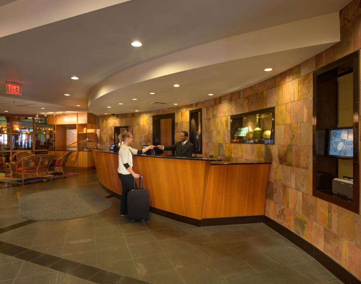 Radisson Hotel Milwaukee West photo 1