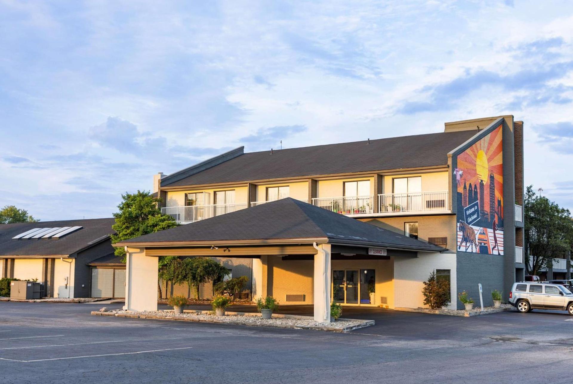 Days Inn by Wyndham Cincinnati East photo 2