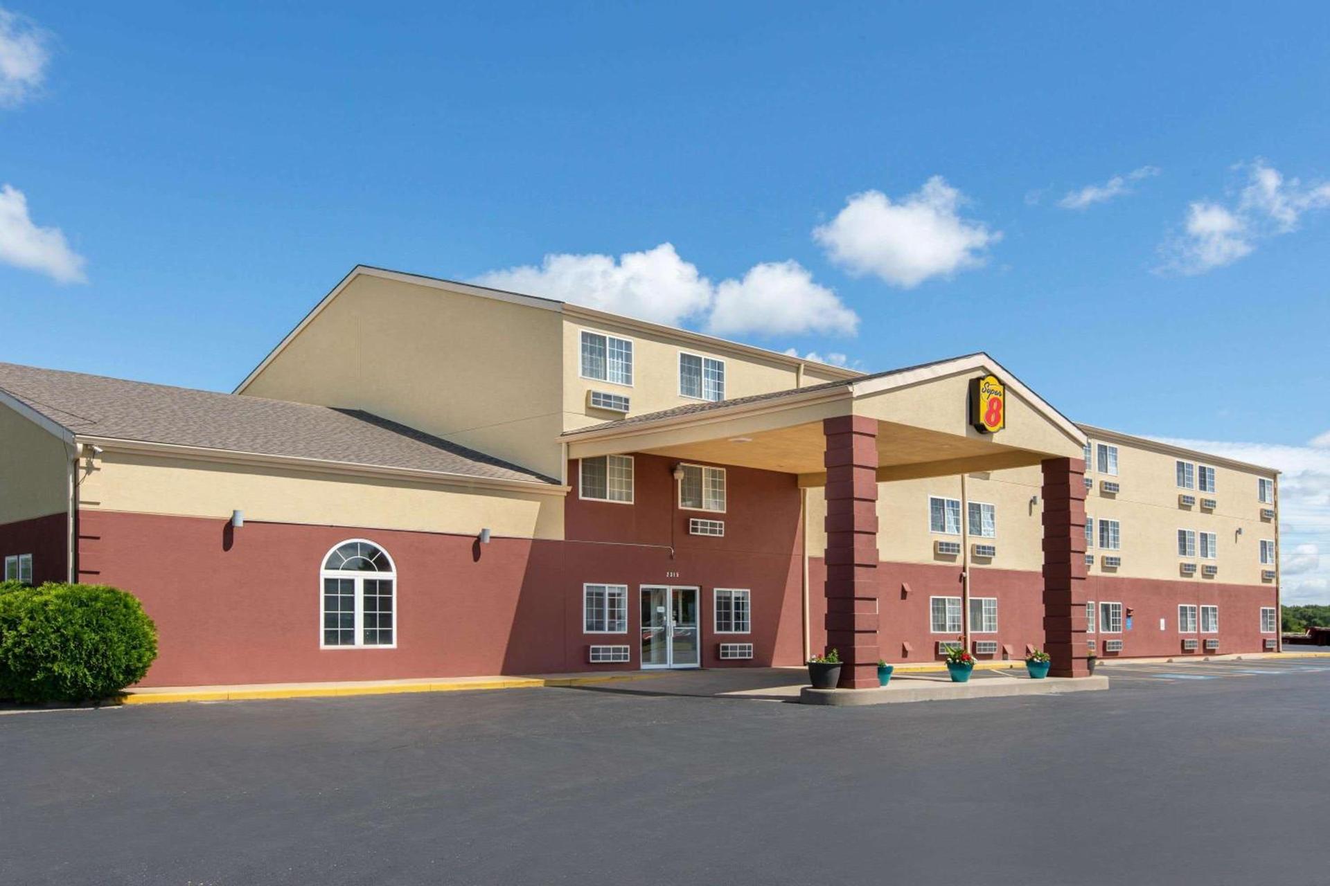 Super 8 by Wyndham Ottawa photo 3