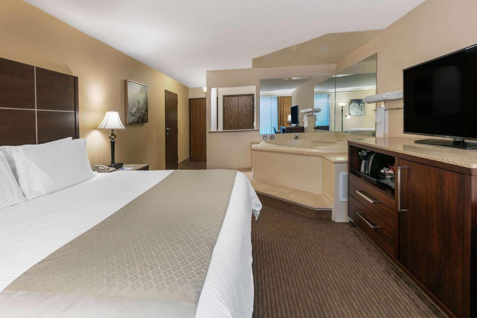 Wyndham Riverfront Hotel photo 10