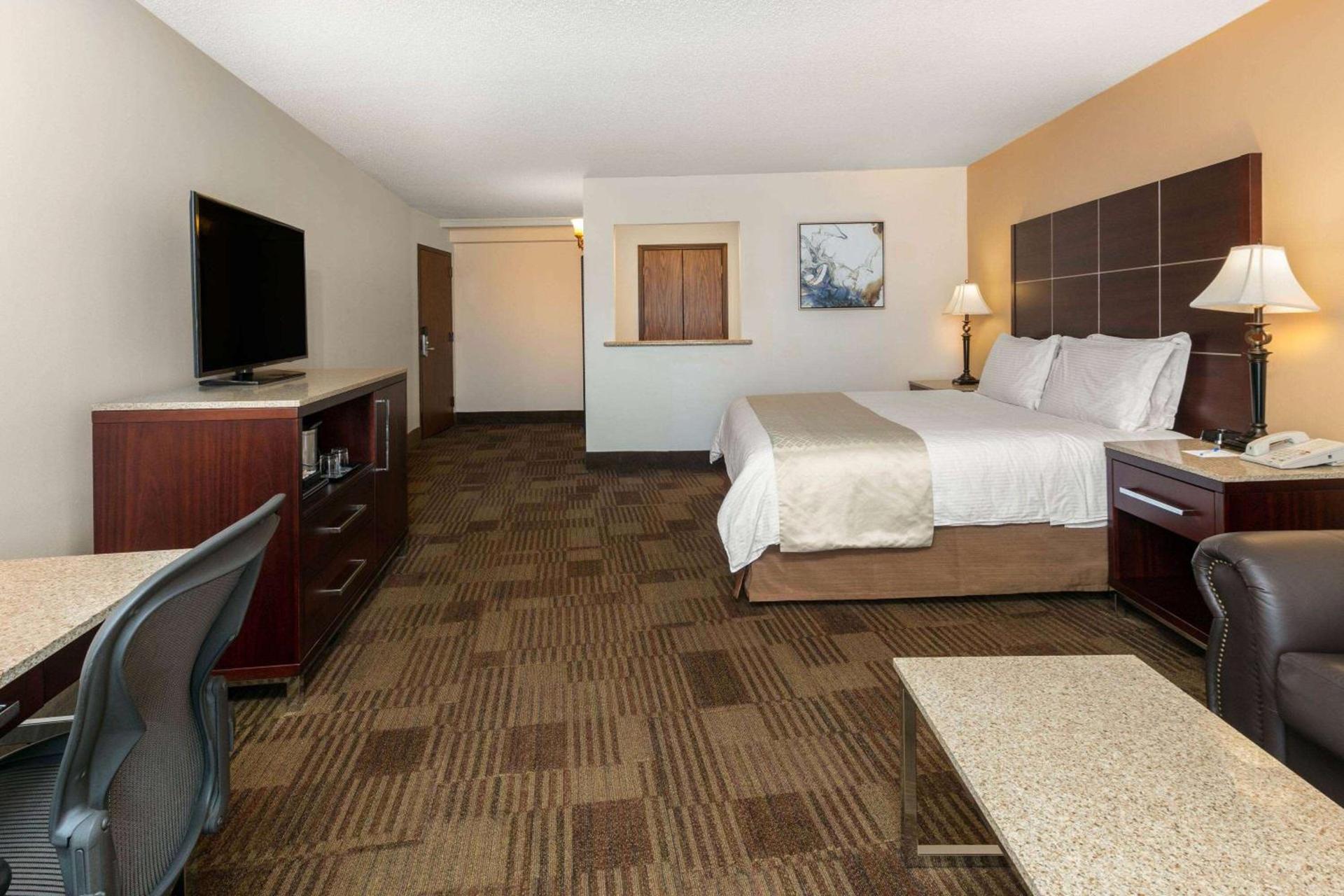Wyndham Riverfront Hotel photo 12