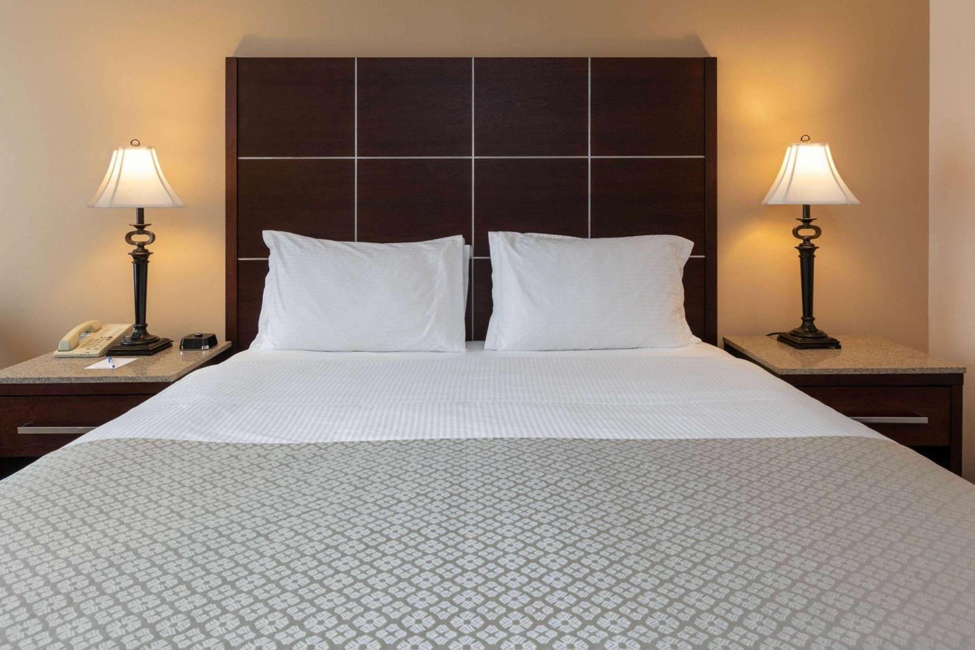Wyndham Riverfront Hotel photo 18