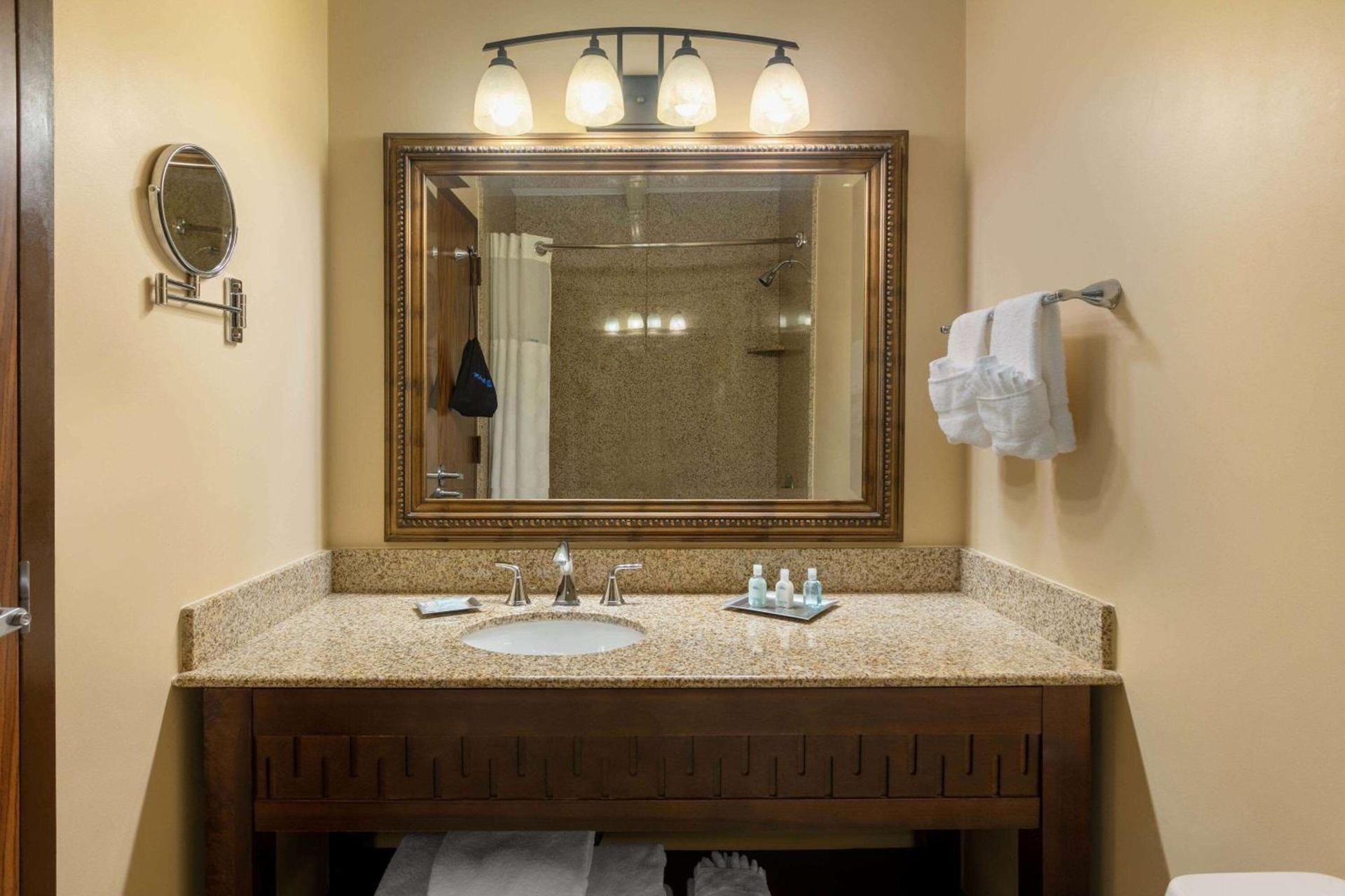 Wyndham Riverfront Hotel photo 23